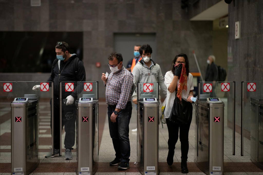 اليونانيون يهرعون إلى الحلاقين مع تخفيف قيود كورونا