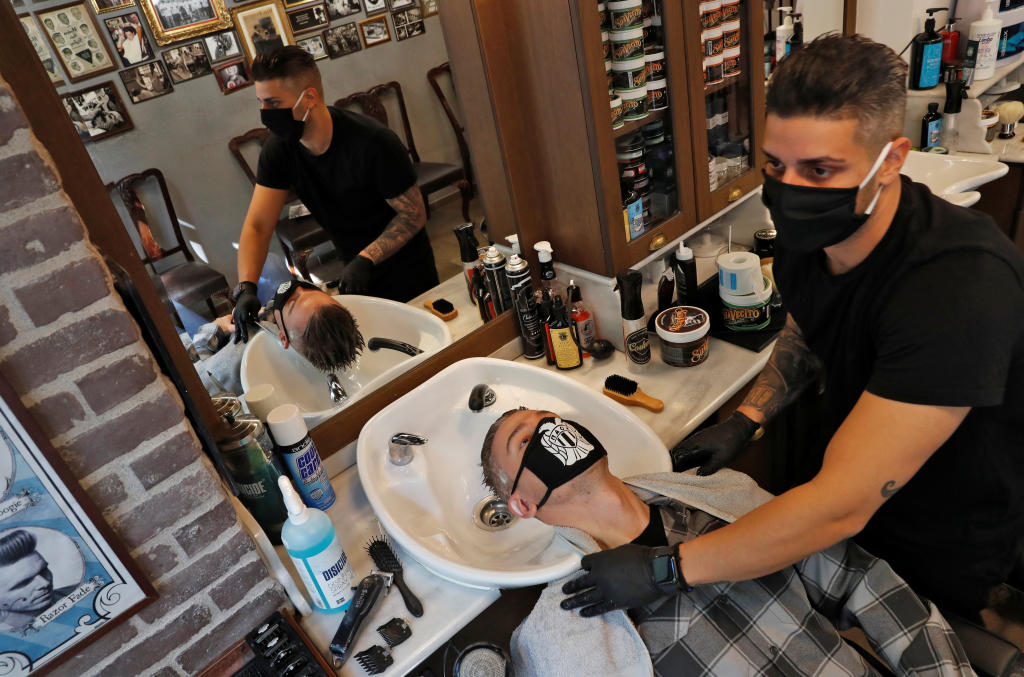 اليونانيون يهرعون إلى الحلاقين مع تخفيف قيود كورونا
