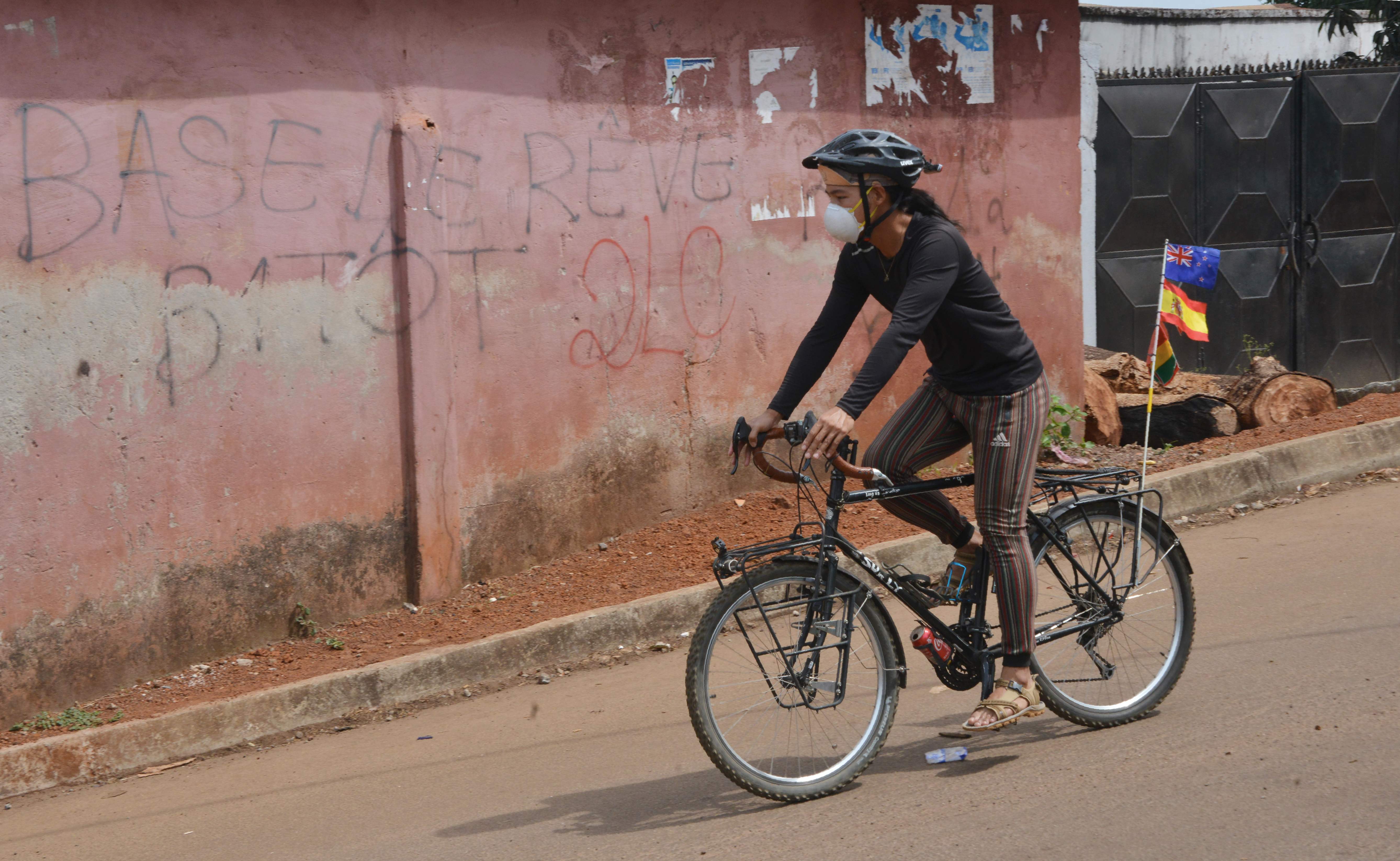 "فيروس كورونا" يعرقل جولة كوري جنوبي حول العالم على دراجة هوائية
