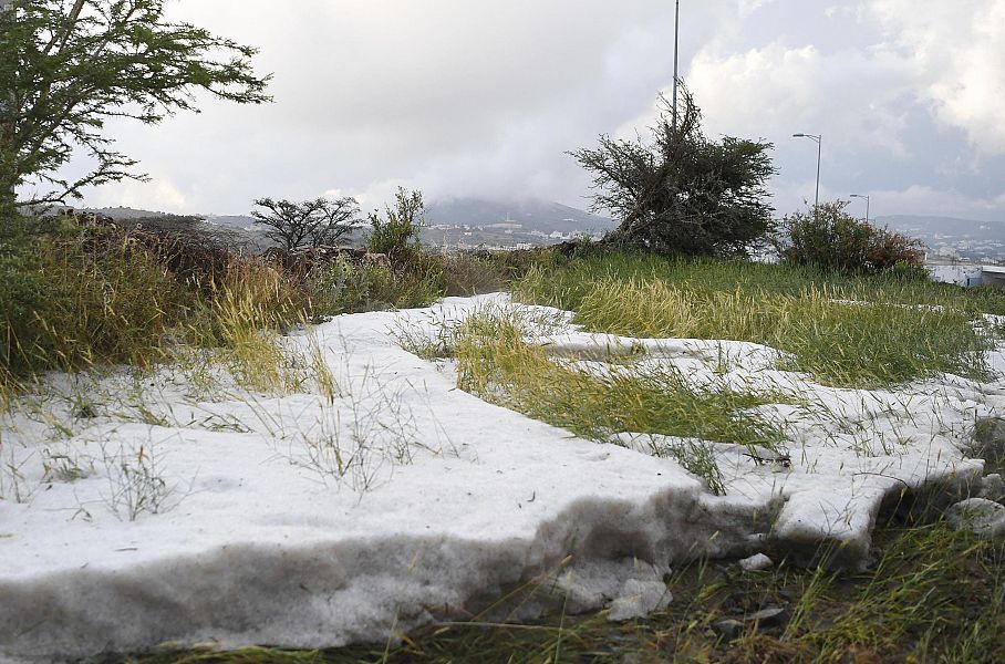 أمطار عسير تكسو المدرجات الخضراء والمتنزهات رداء أبيض