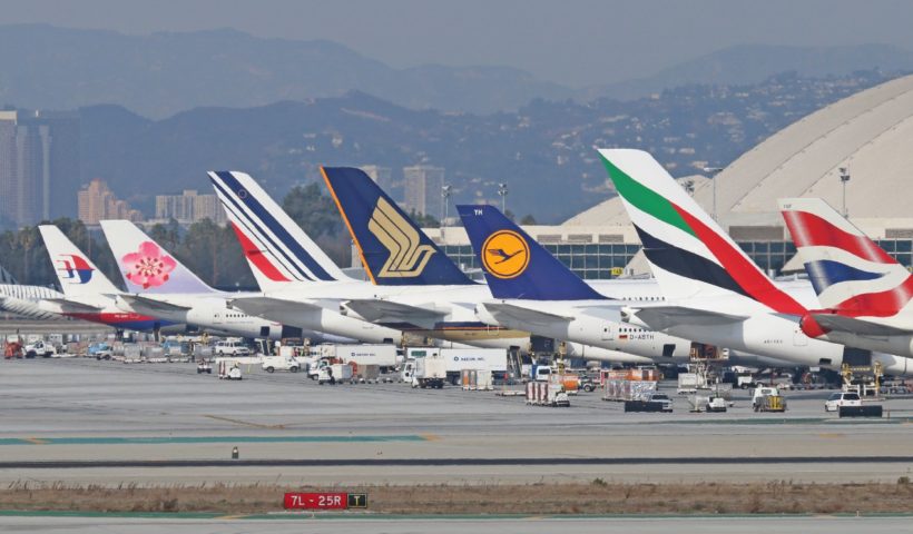 وسط آفاق غامضة وتدابير مرتجلة...شركات الطيران تعاود العمل