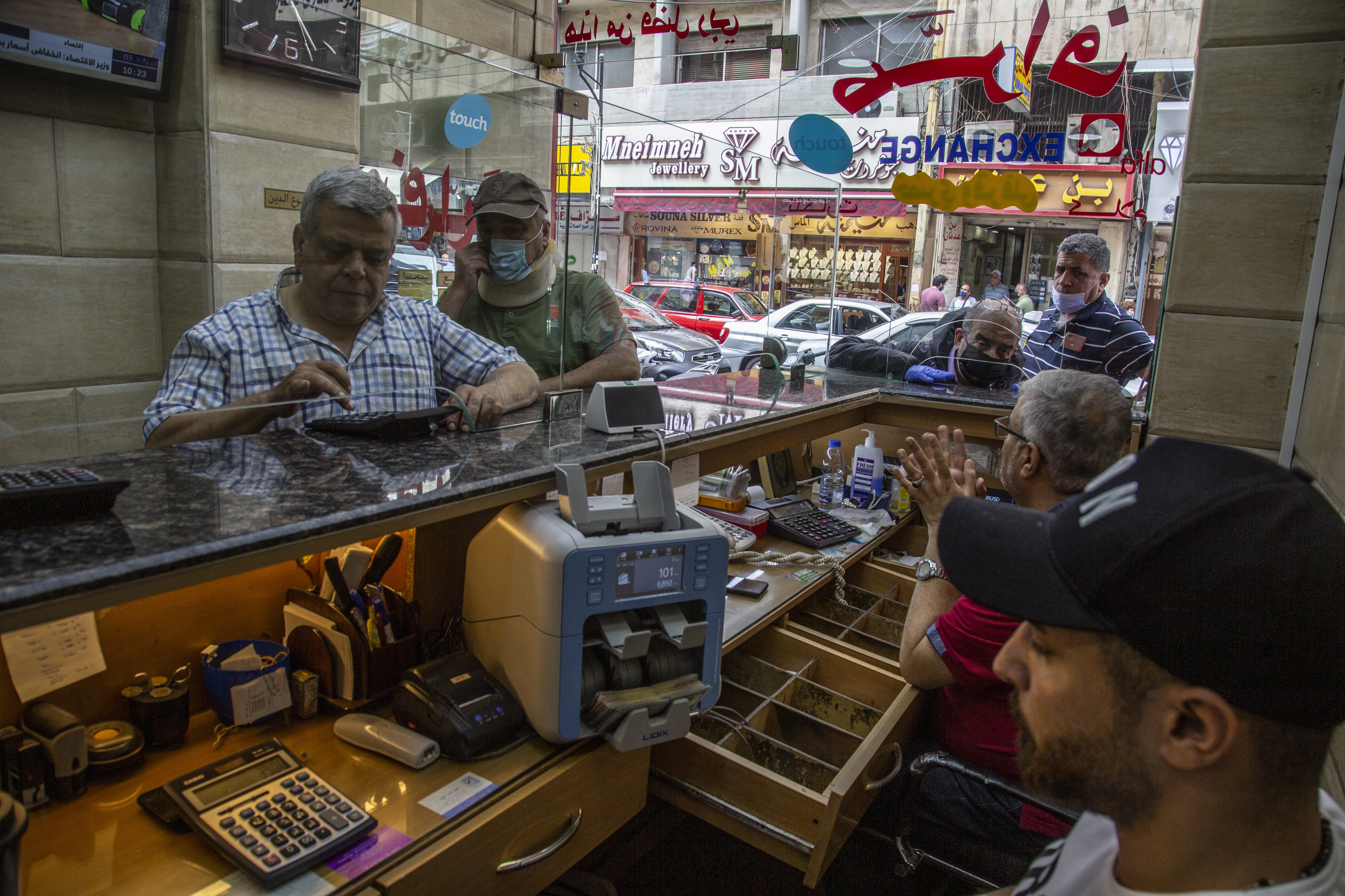 وسط أزمة اقتصادية.. تراجع حصيلة ضرائب لبنان 12.5% في الربع الأول