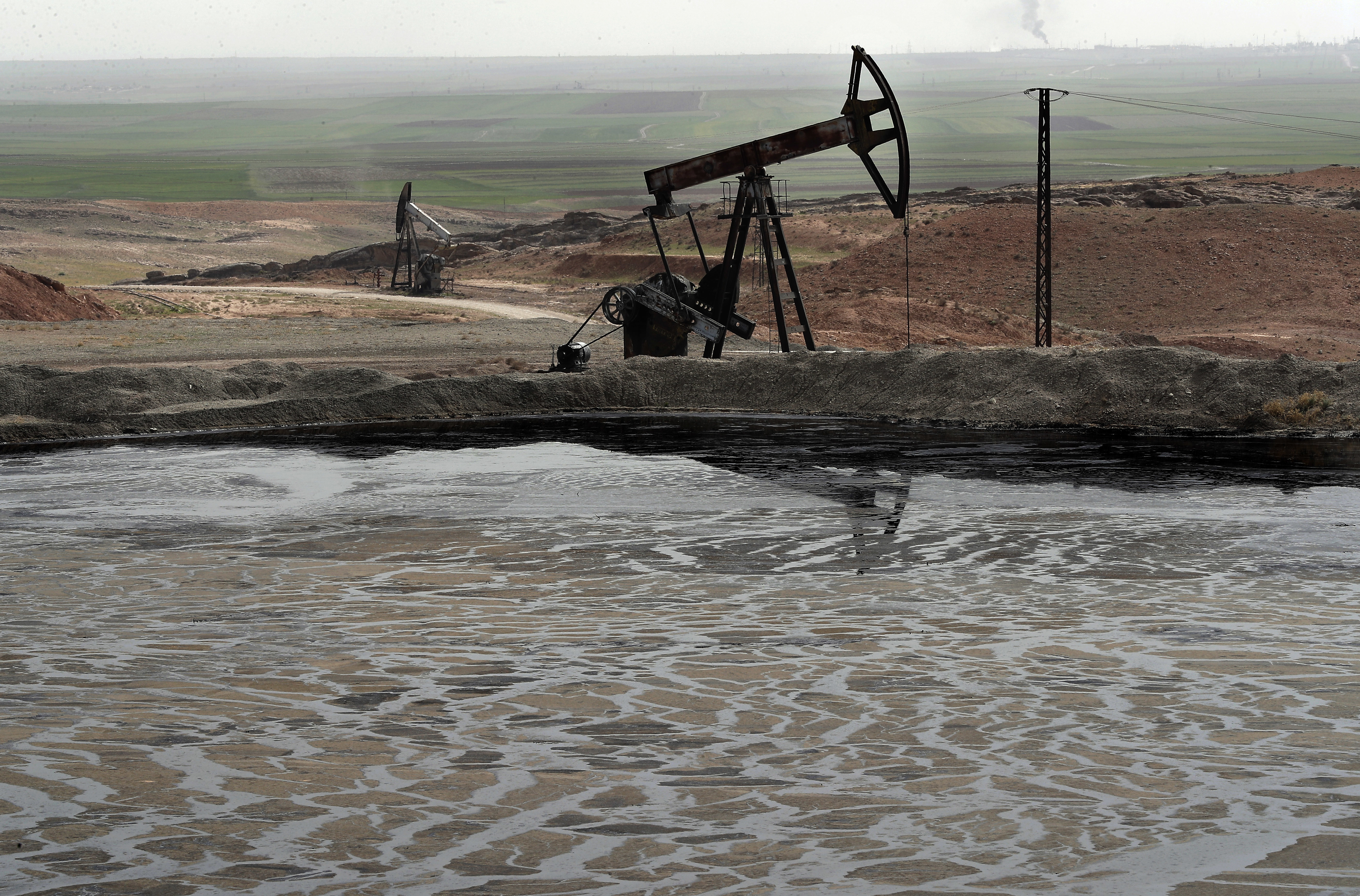 Захват нефти. Нефть в Сирии. Нефтяные вышки в Сирии. Нефтяные вышки в Африке. Сирийские месторождения нефти.