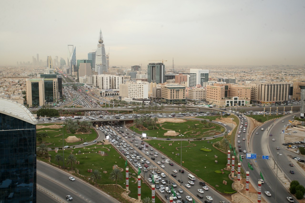 رفع منع التجول ابتداء من الساعة السادسة صباحا من يوم غد واستمرار تعليق العمرة والزيارة والرحلات الدولية