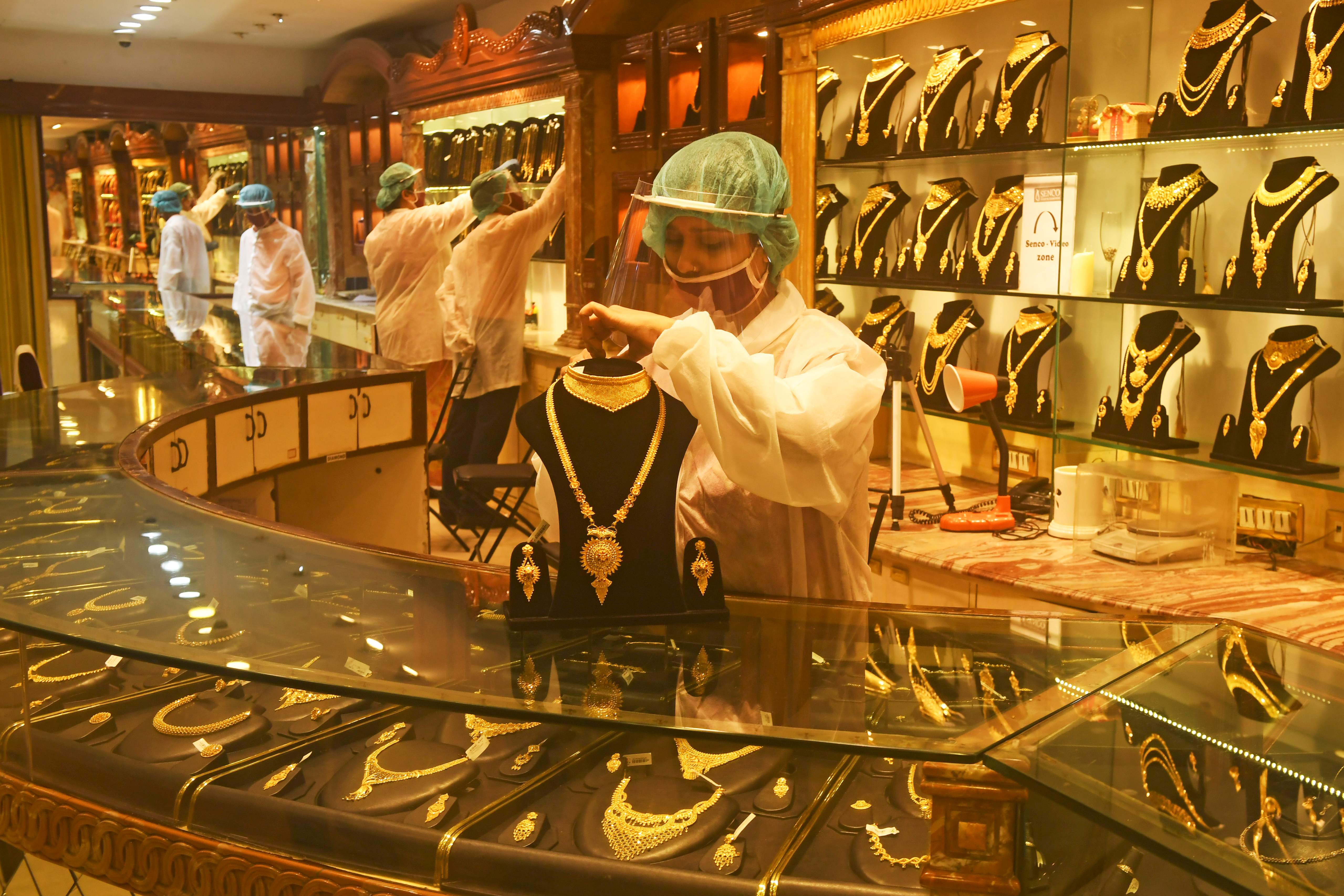 الذهب يقفز لأعلى مستوى منذ أكتوبر 2012 مع تعثر الدولار