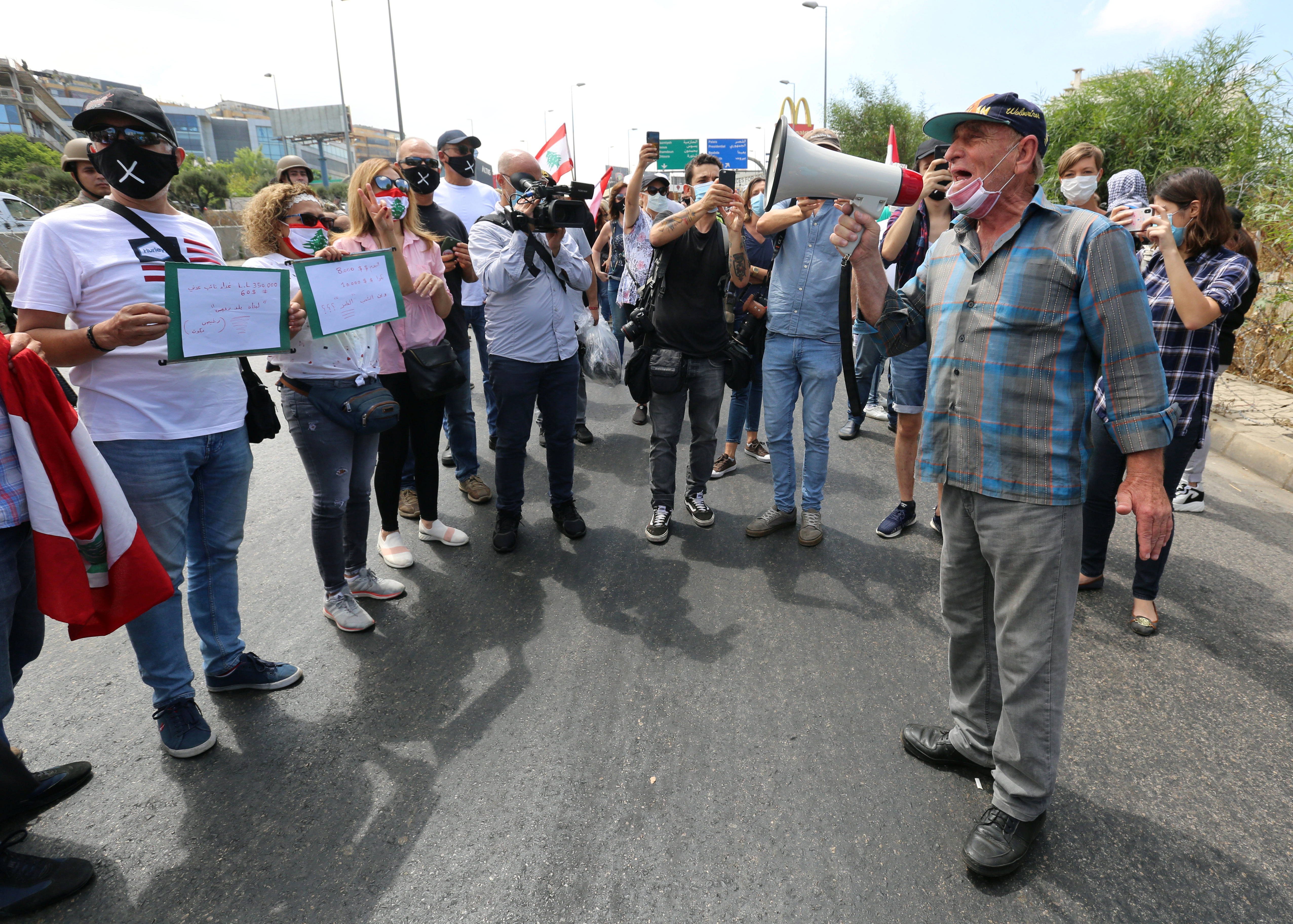 احتجاجات في عدد من المناطق اللبنانية بسبب تردي الأوضاع المعيشية