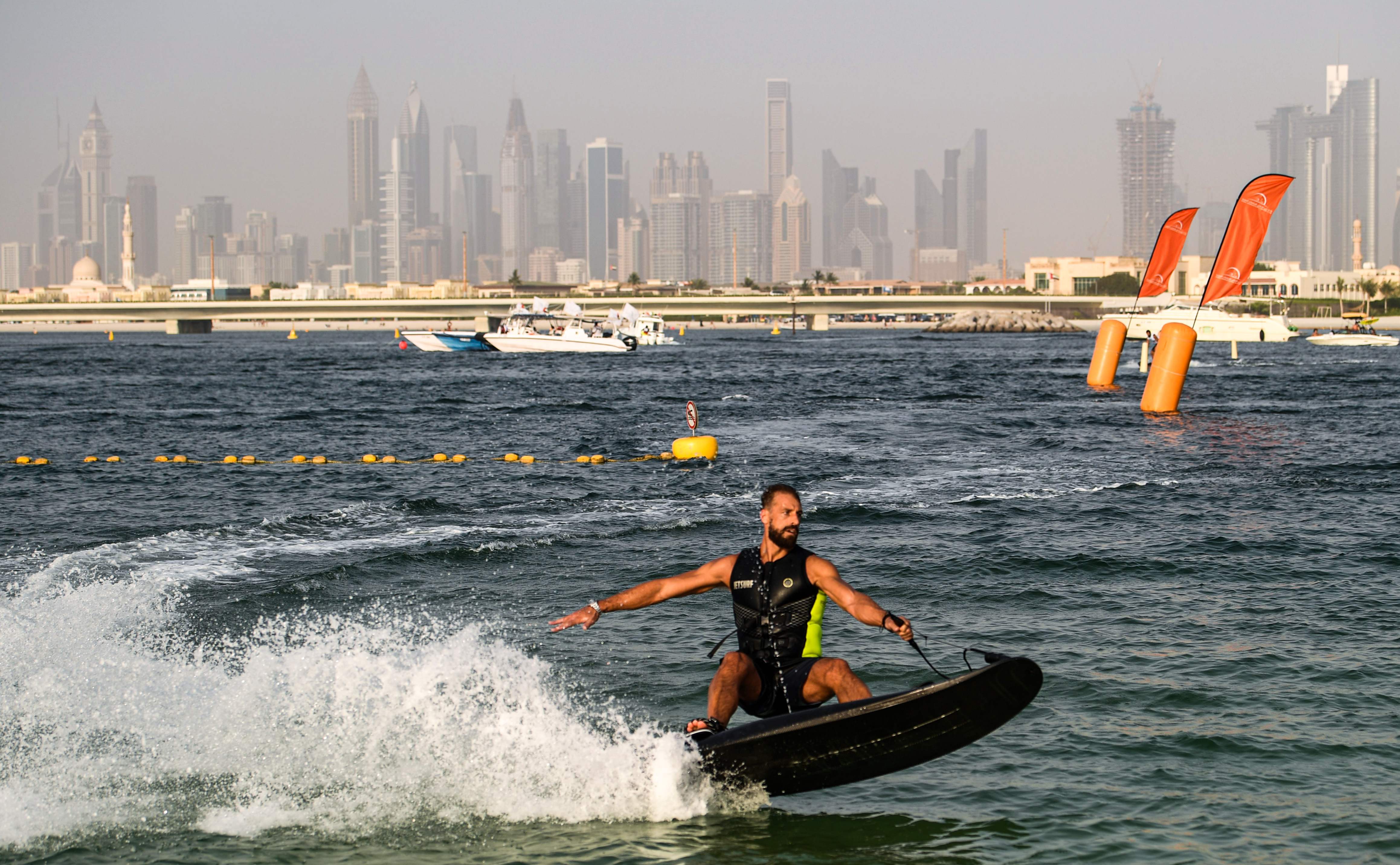 Открыт ли дубай для туристов сейчас. Развлечения в Дубае для туристов. Dubai Water Sport. Водные развлечения в Дубае для туристов. Дубай в июле.