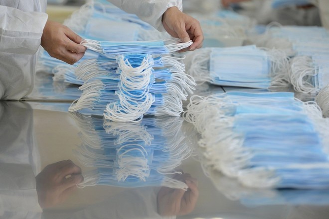 ضبط 22 مليون كمامة مخزنة في عدد من مناطق المملكة .. وإعادتها للسوق