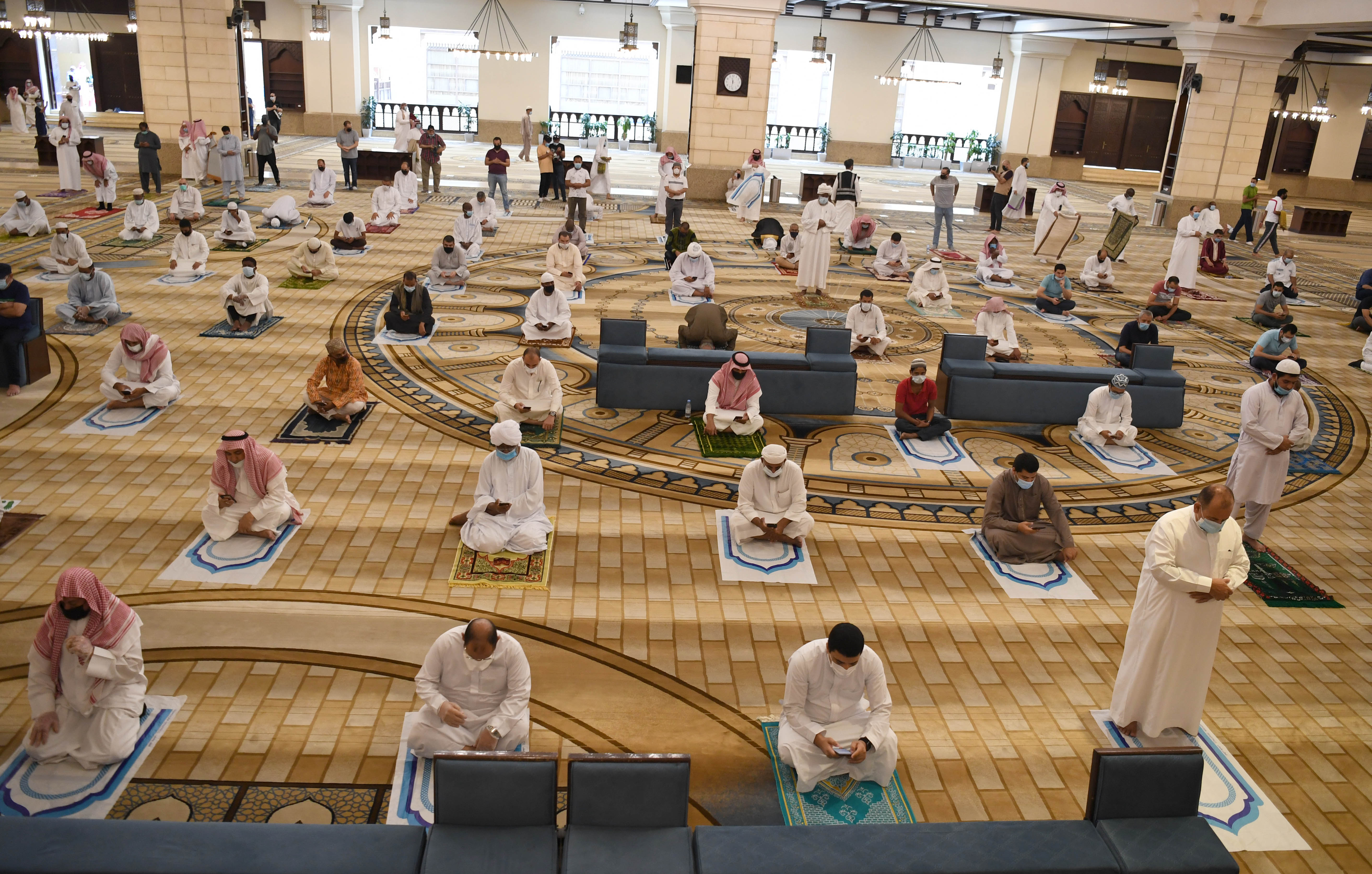أول صلاة جمعة في الرياض بعد فتح المساجد .. عبادة والتزام بالإجراءات