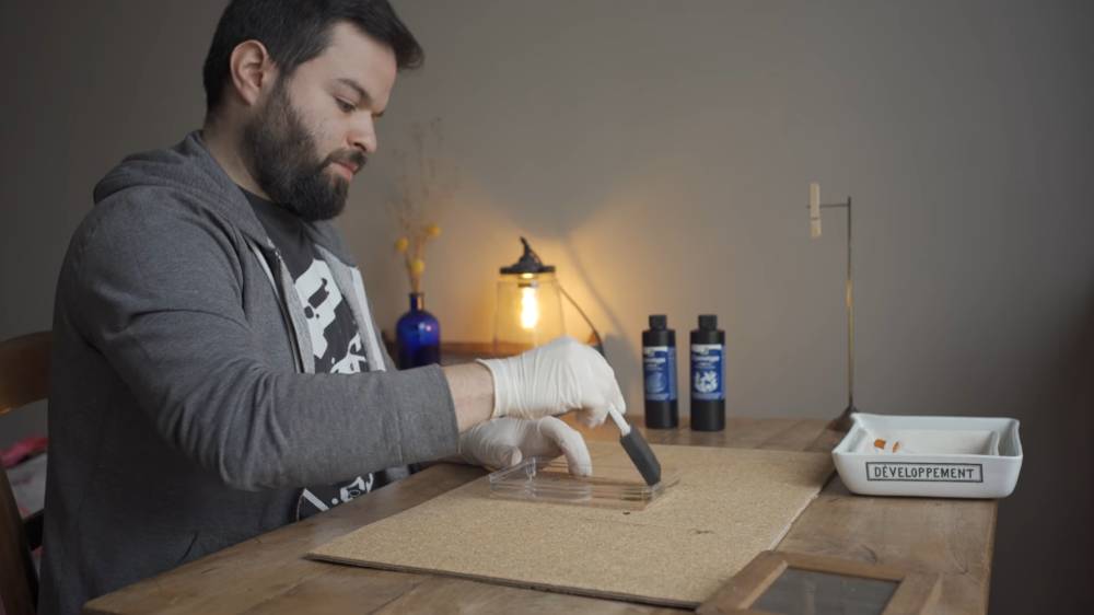 ماثيو ستيرن أثناء عمله على الصور القديمة.