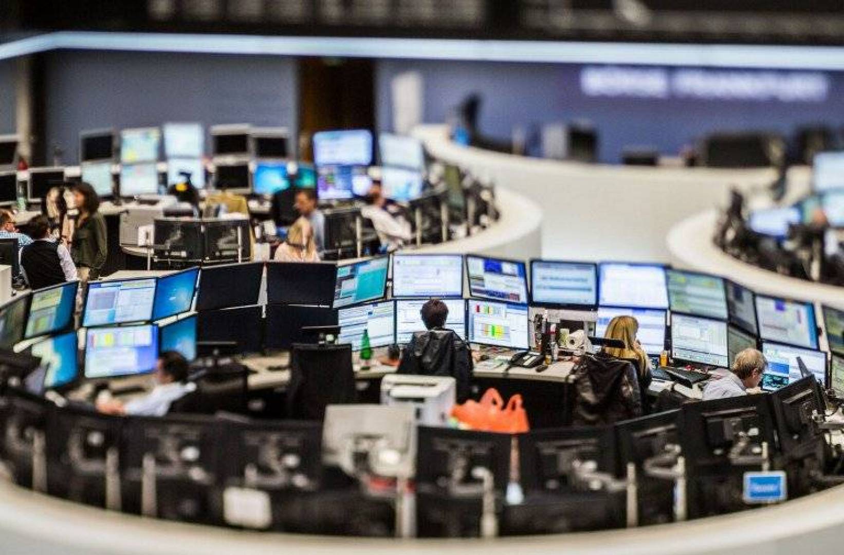 قطاع التكنولوجيا يهبط بأسهم أوروبا بعد تهاوي "وول ستريت"