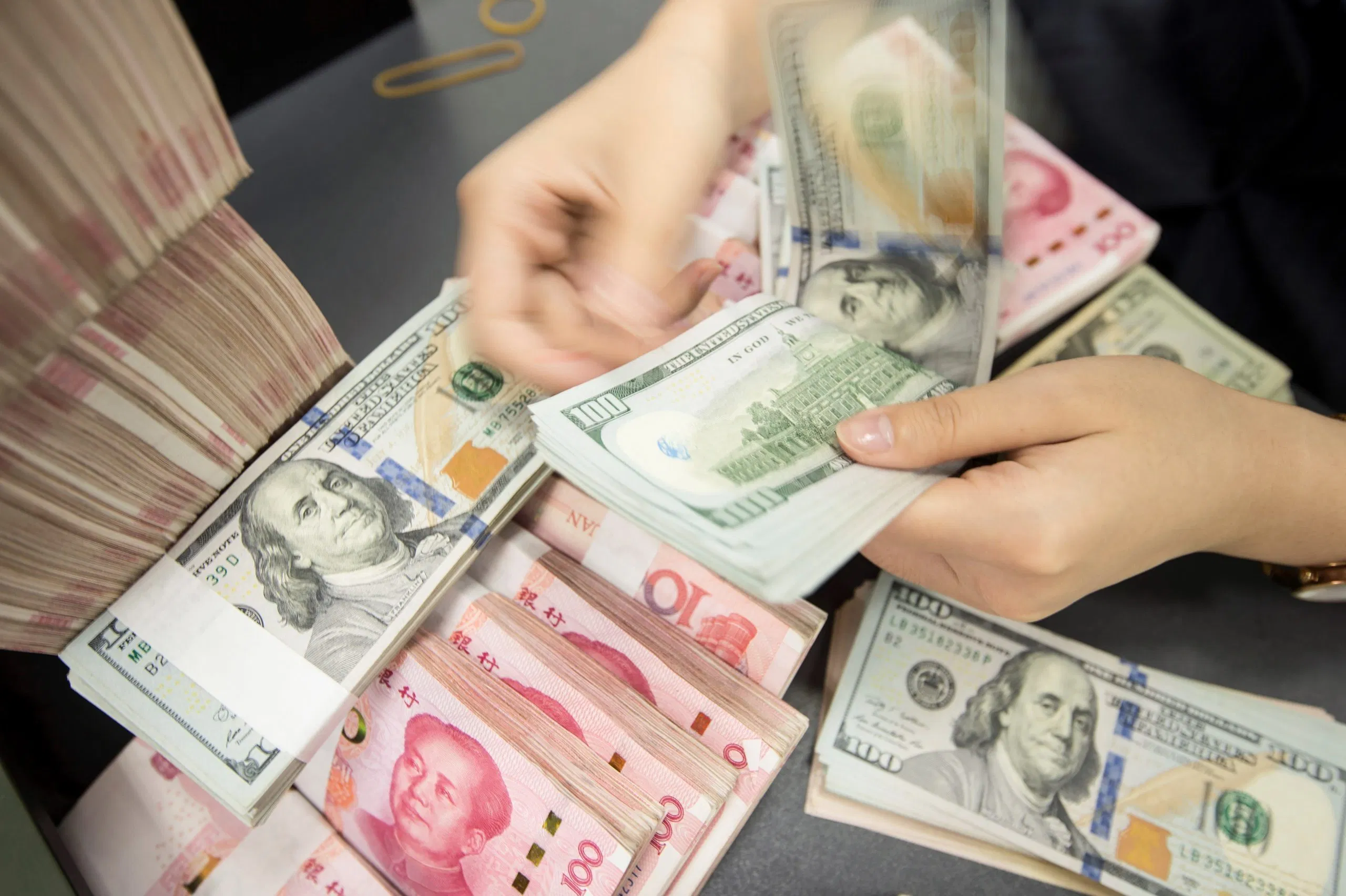 الدولار يرتفع مع تركيز المستثمرين على ضعف بيانات مبيعات التجزئة في الصين