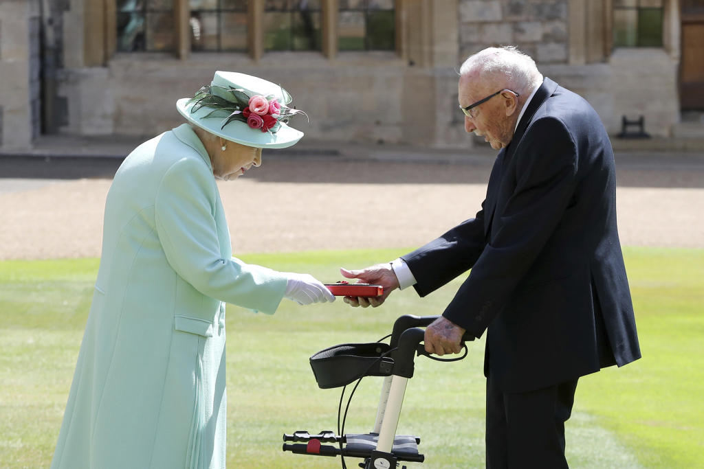 ملكة بريطانيا تمنح جامع تبرعات عمره 100 عام لقب السير