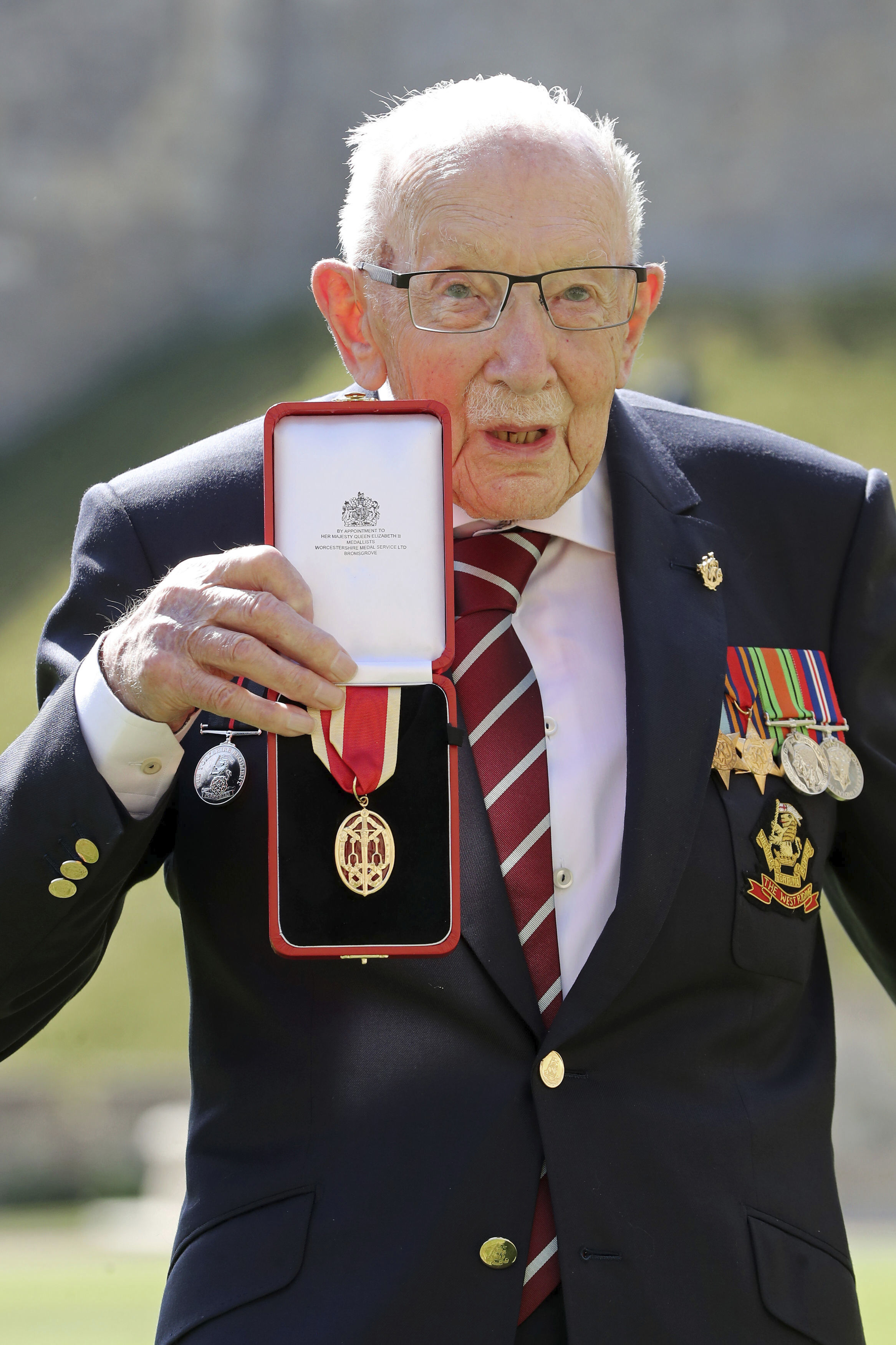 ملكة بريطانيا تمنح جامع تبرعات عمره 100 عام لقب السير