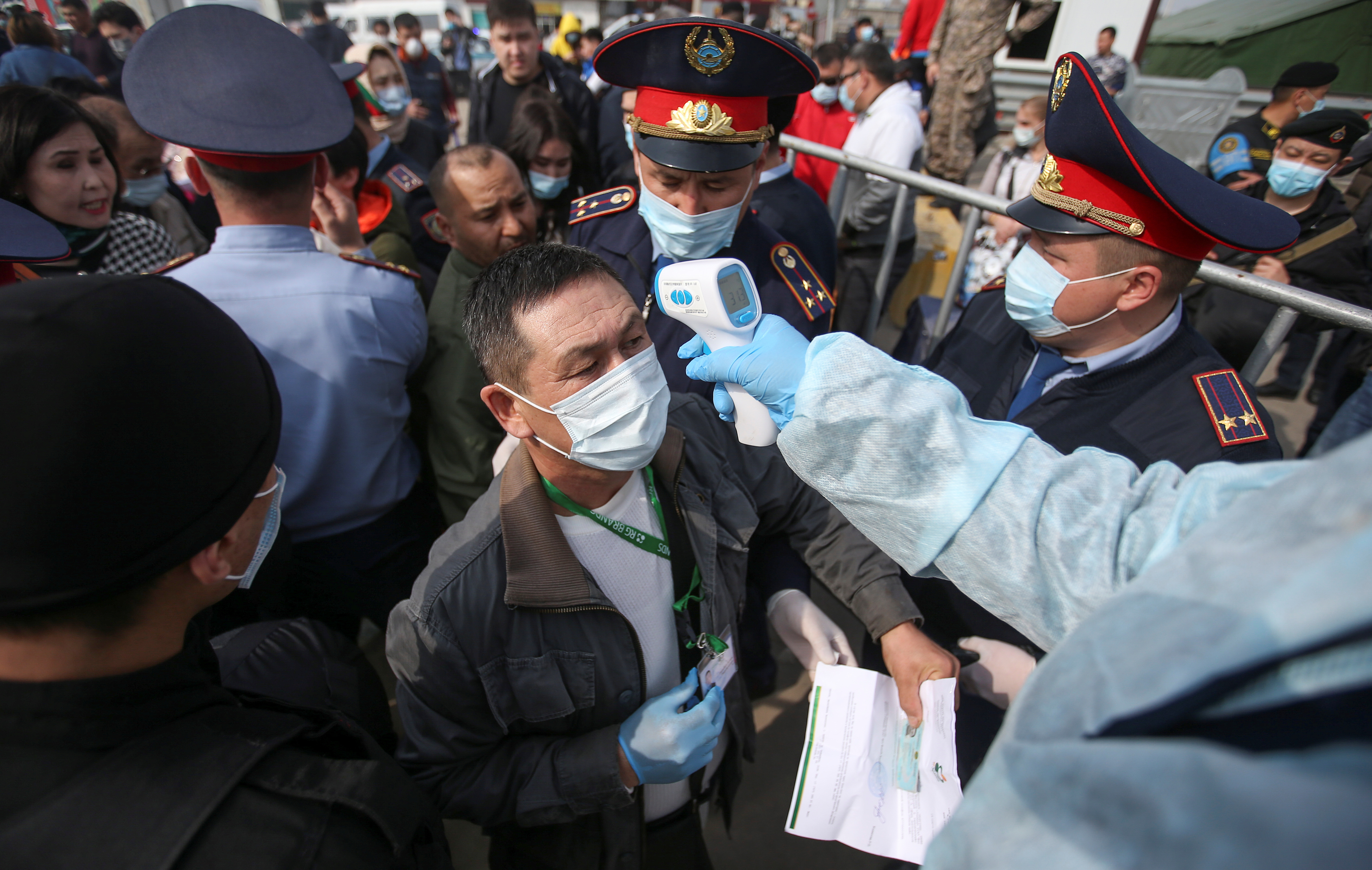 есть пандемия в казахстане. эпидемиологическая обстановка. есть пандемия в казахстане. карантин дезинфекция. пандемия защитном костюме в магазине.