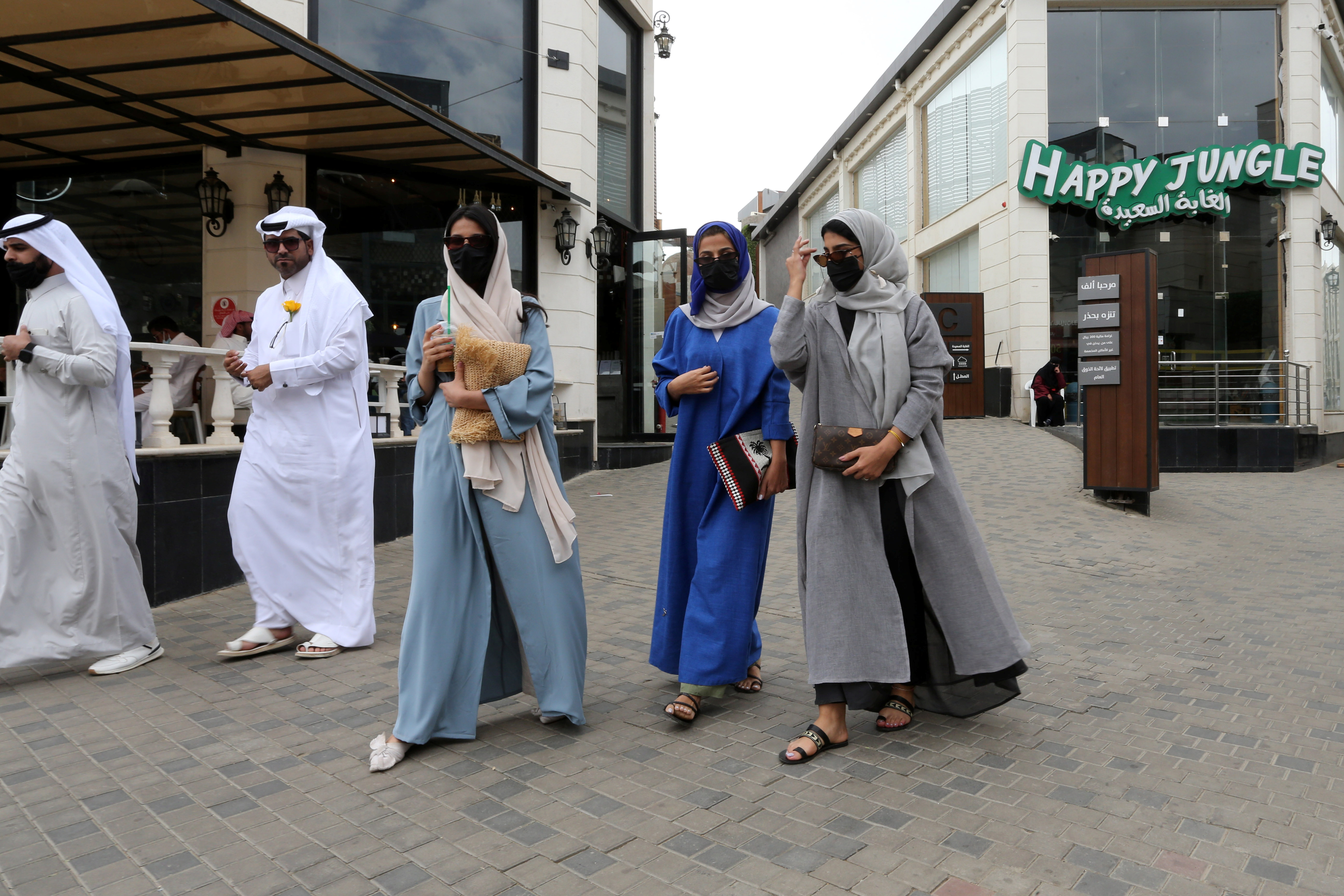 Жизнь в саудовской аравии. Саудовская Аравия абайя. Жители Саудовской Аравии. Саудовская Аравия женщины. Паломнический туризм в Саудовской Аравии.