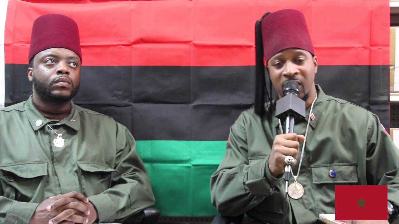 يضع الرجال على رؤوسهم "الطربوش "الفاسي" نسبة لمدينة فاس.