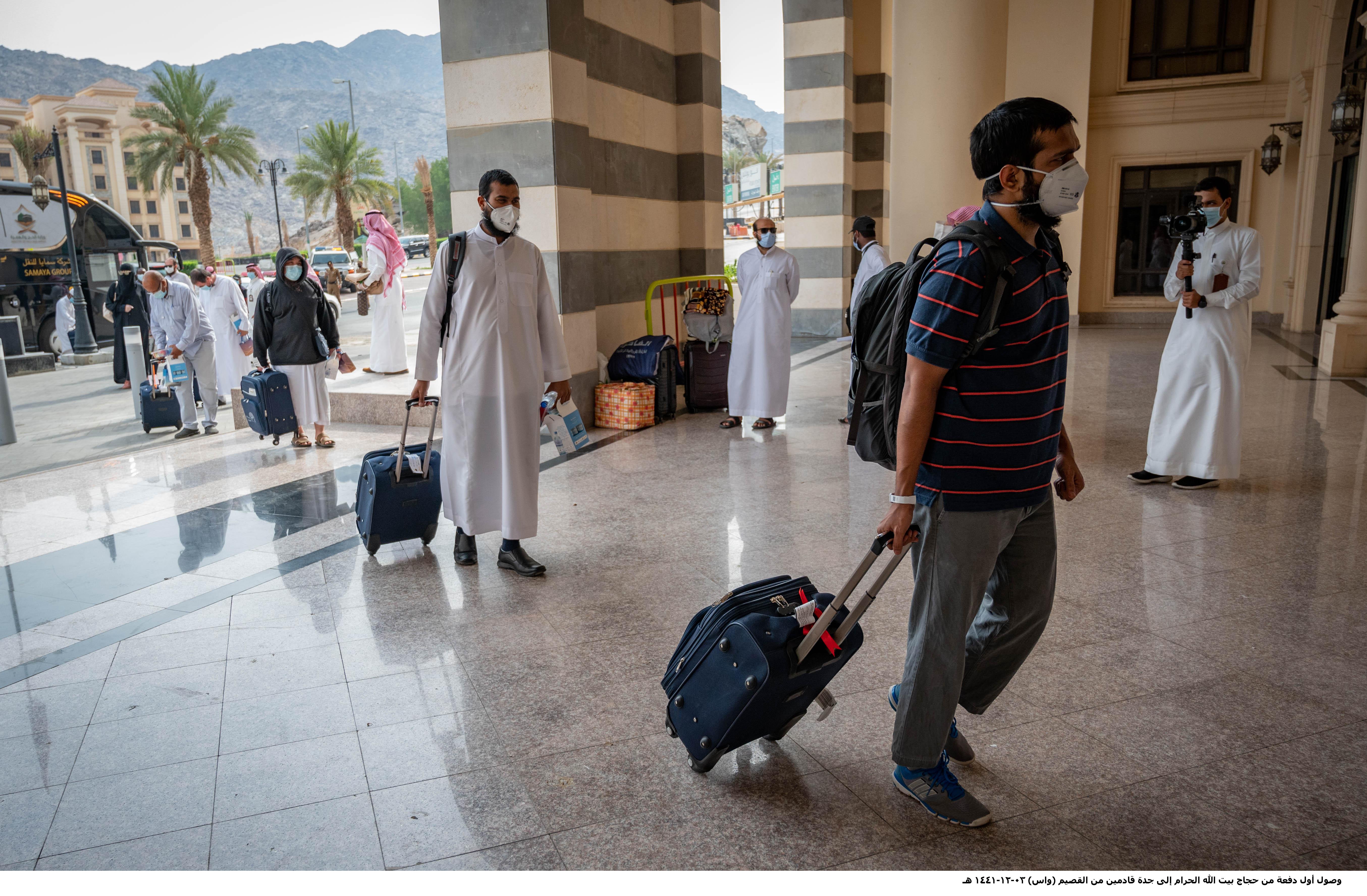 أول دفعة من حجاج تصل إلى جدة قادمة من القصيم