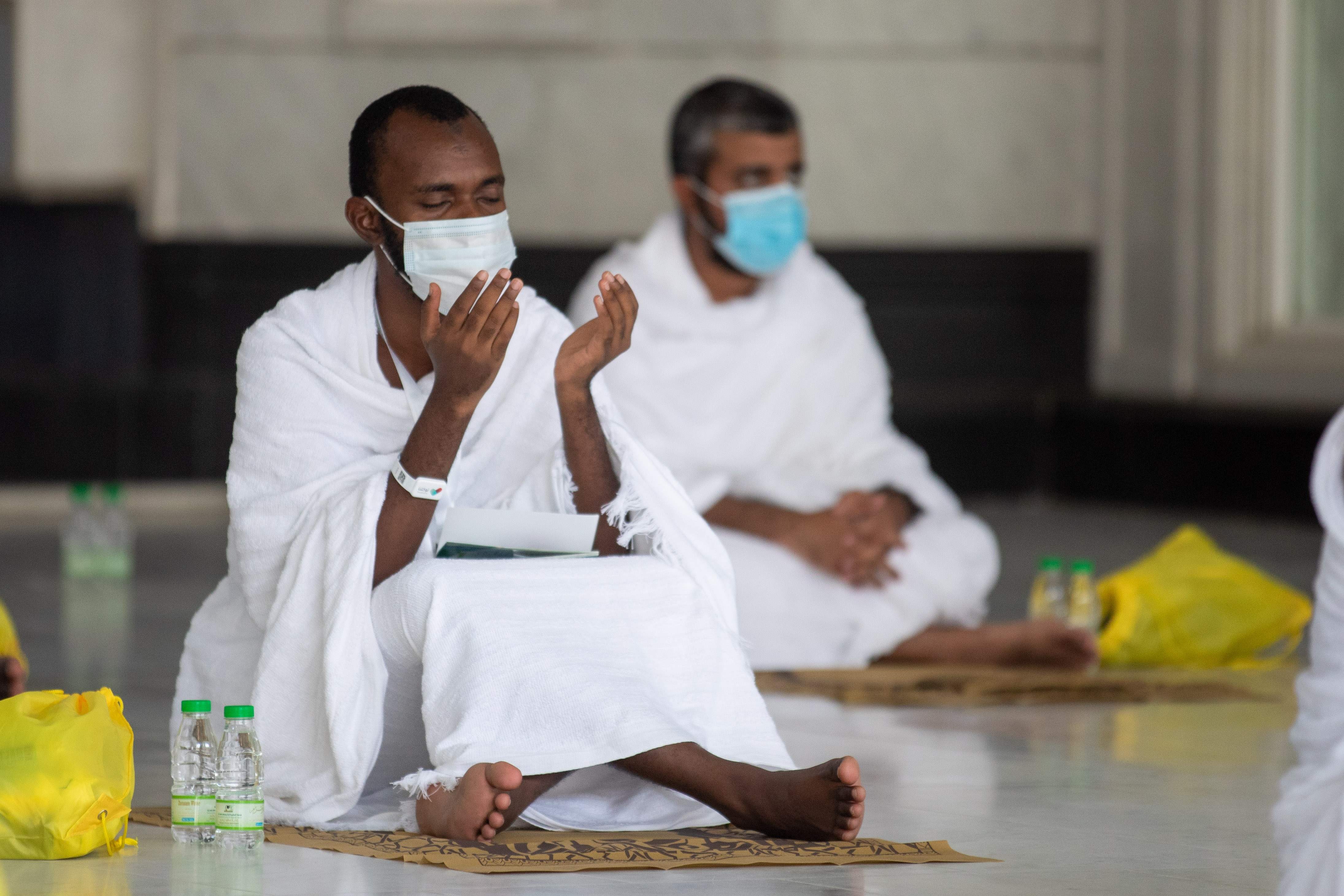 جموع الحجيج يؤدون طواف القدوم ويستعدون لقضاء يوم التروية في منى 