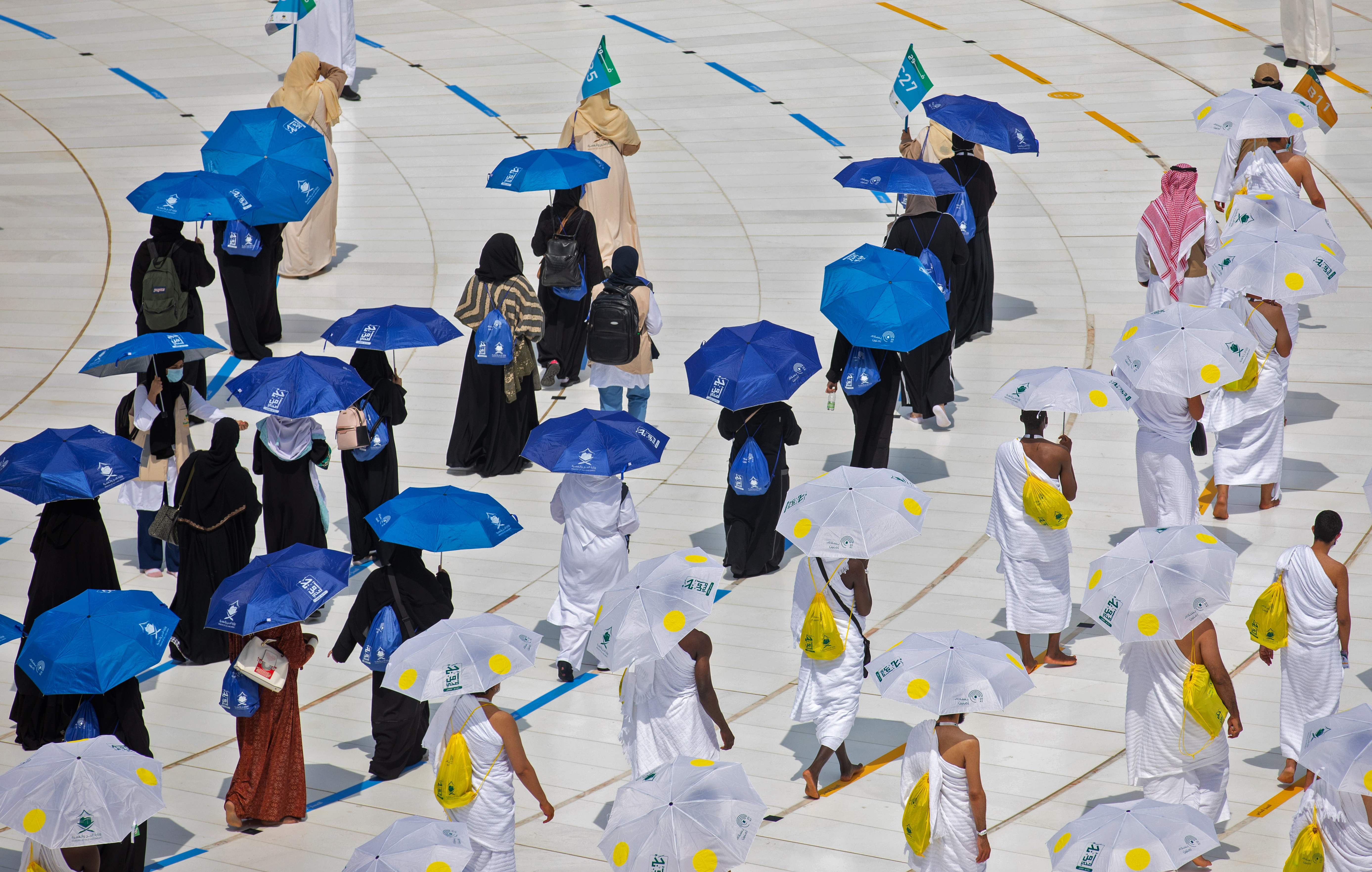 جموع الحجيج يؤدون طواف القدوم ويستعدون لقضاء يوم التروية في منى 