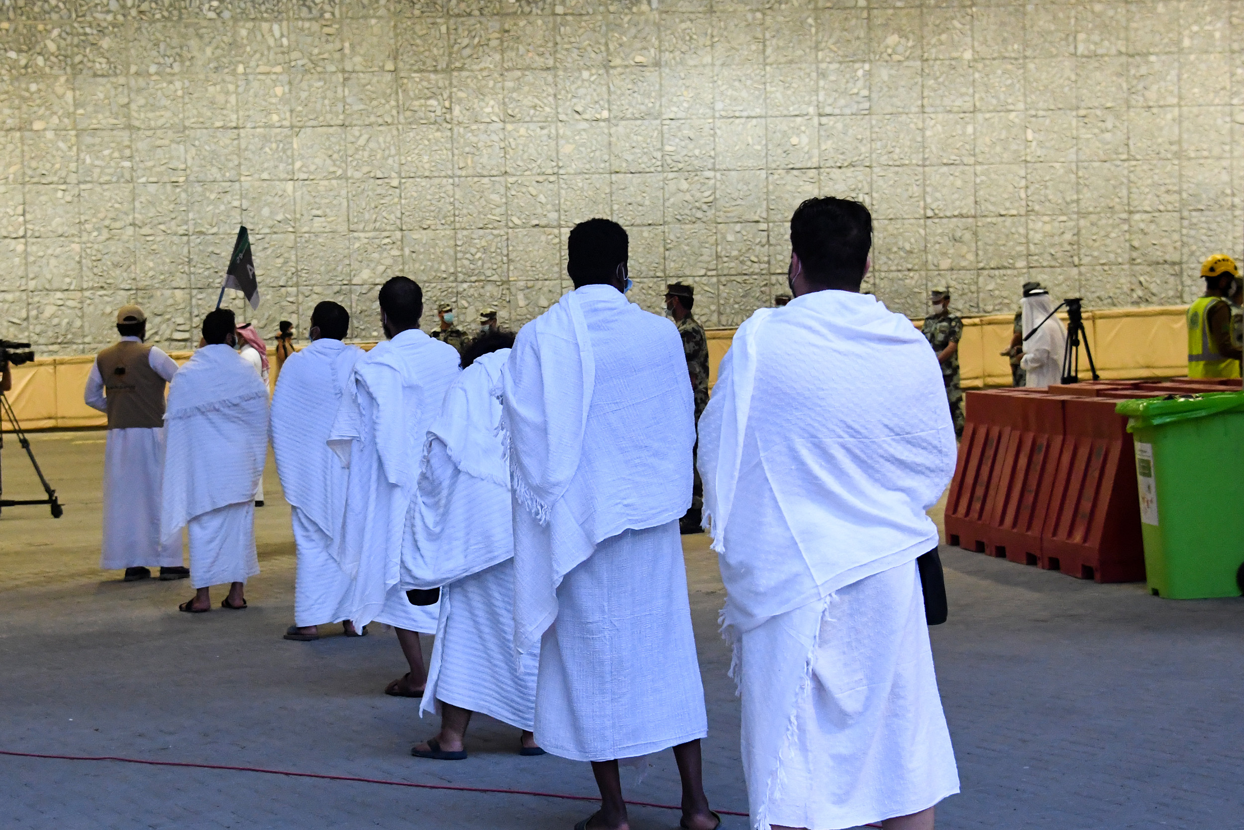 منى تستقبل حجاج بيت الله الحرام لرمي جمرة العقبة