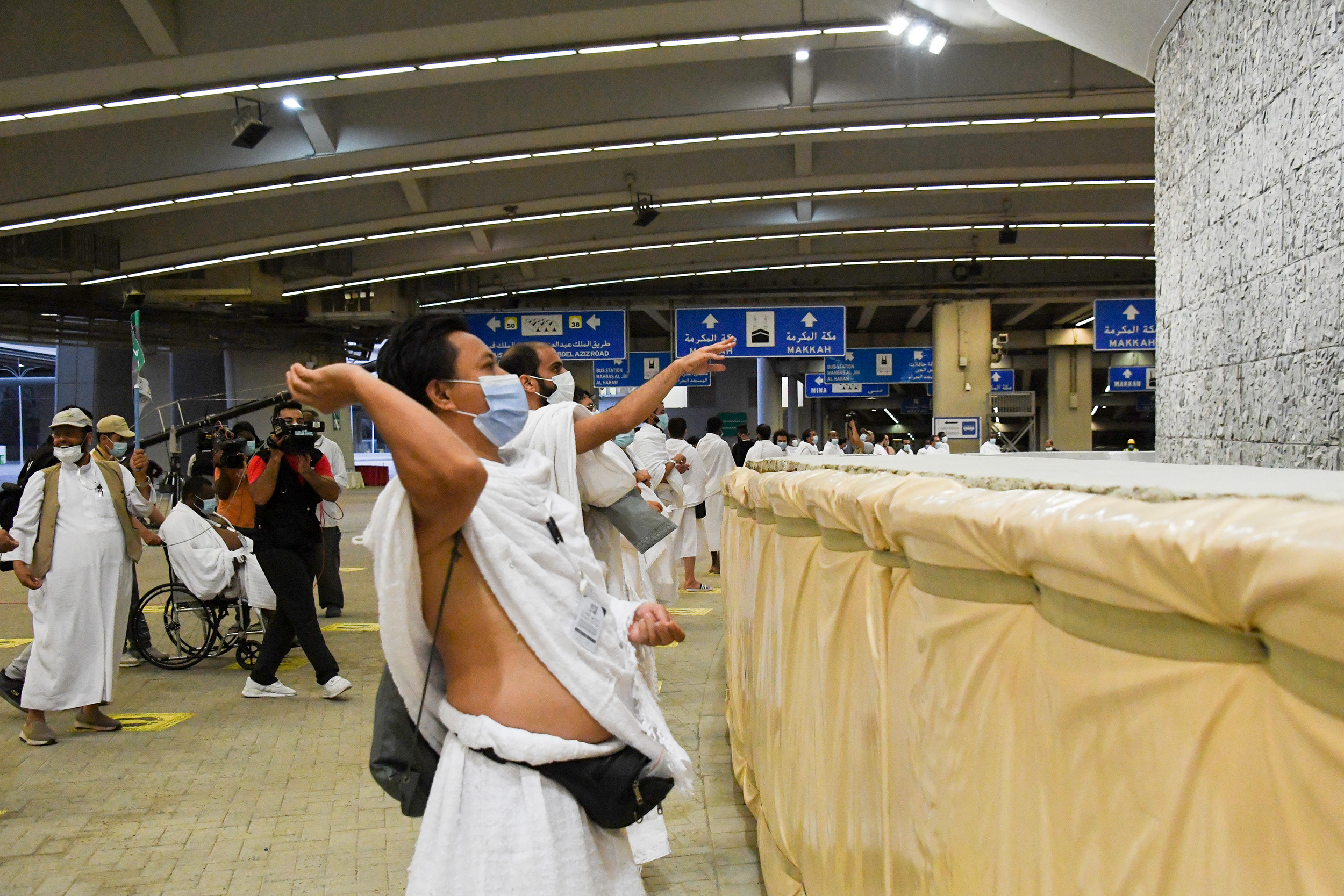 منى تستقبل حجاج بيت الله الحرام لرمي جمرة العقبة