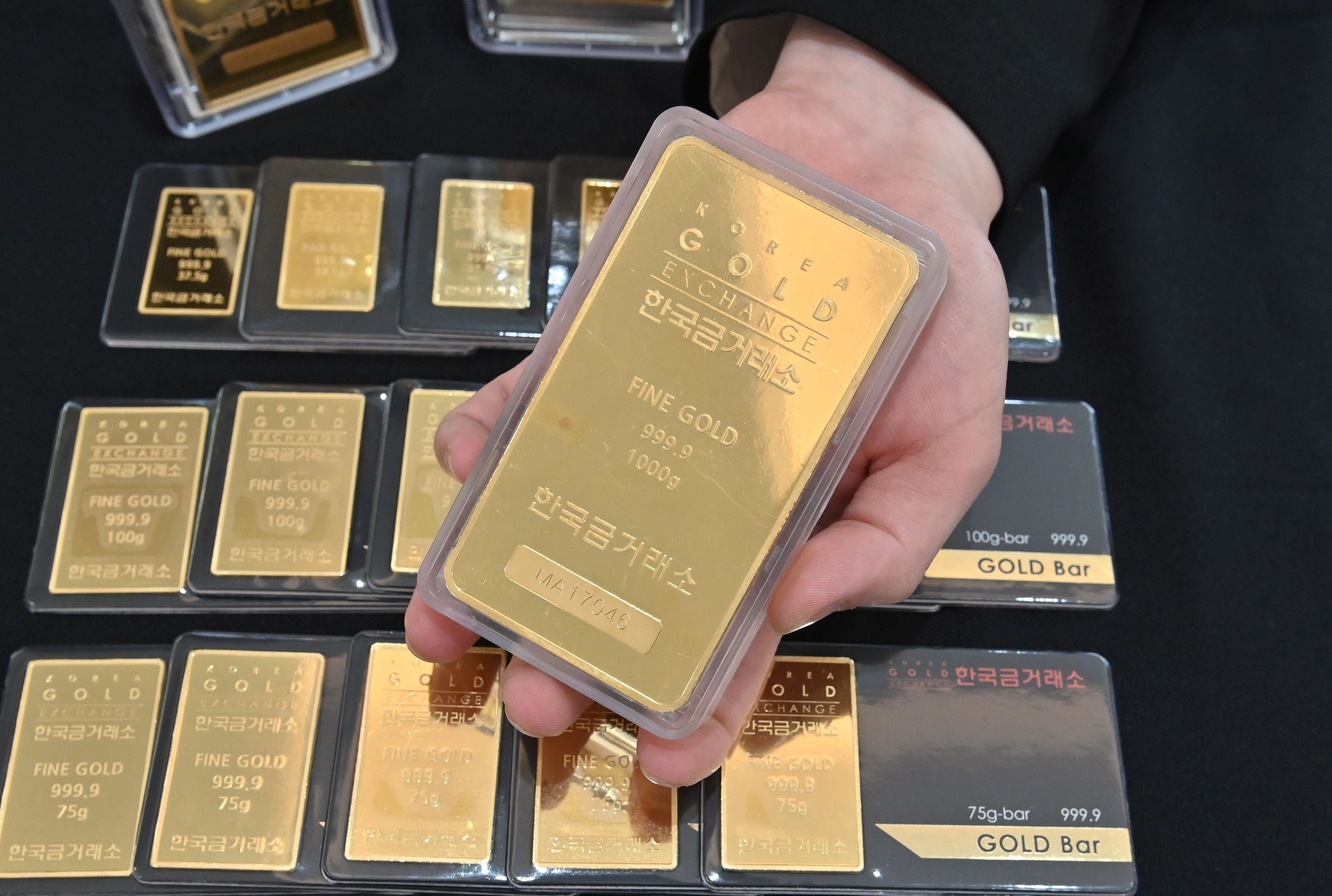 الذهب يتجه لتحقيق أفضل أداء شهري في 4 سنوات ونصف بفعل تراجع الدولار