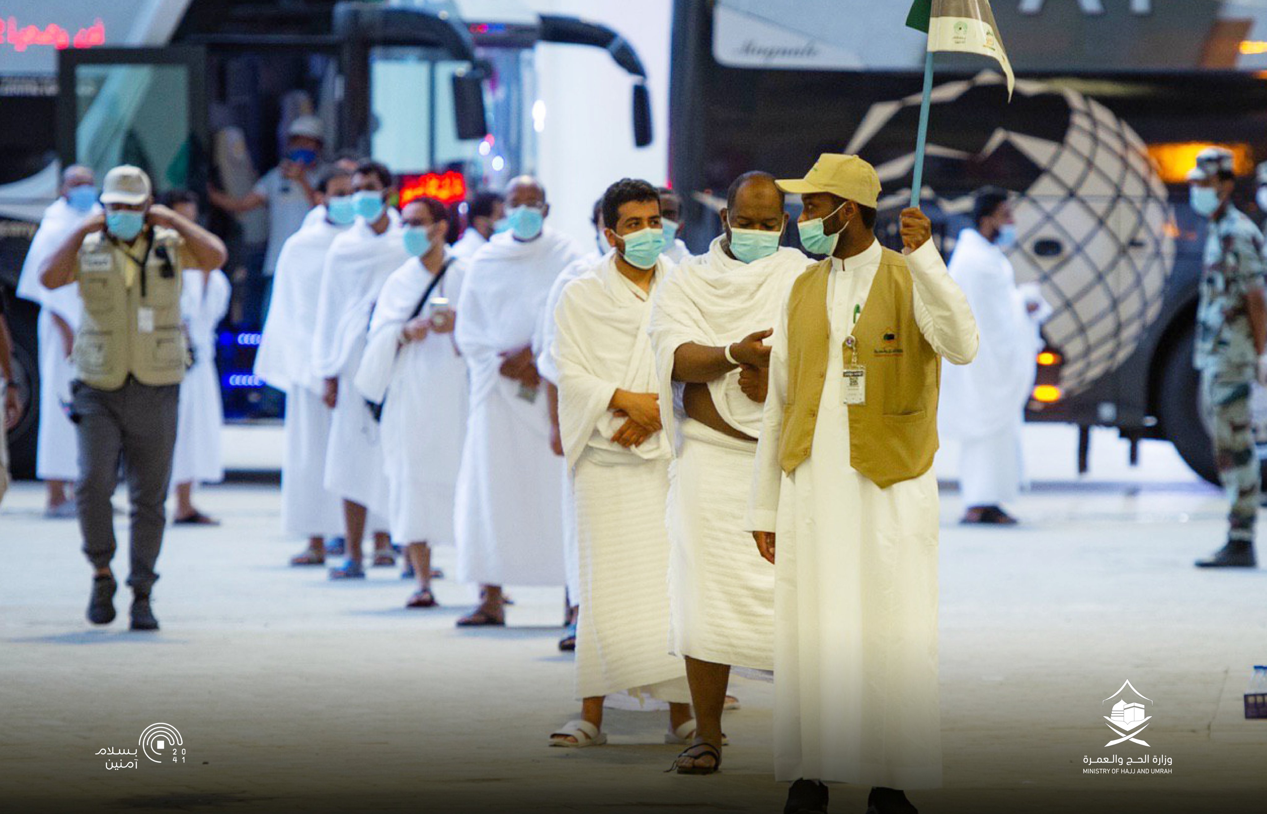 حجاج بيت الله يرمون الجمرات