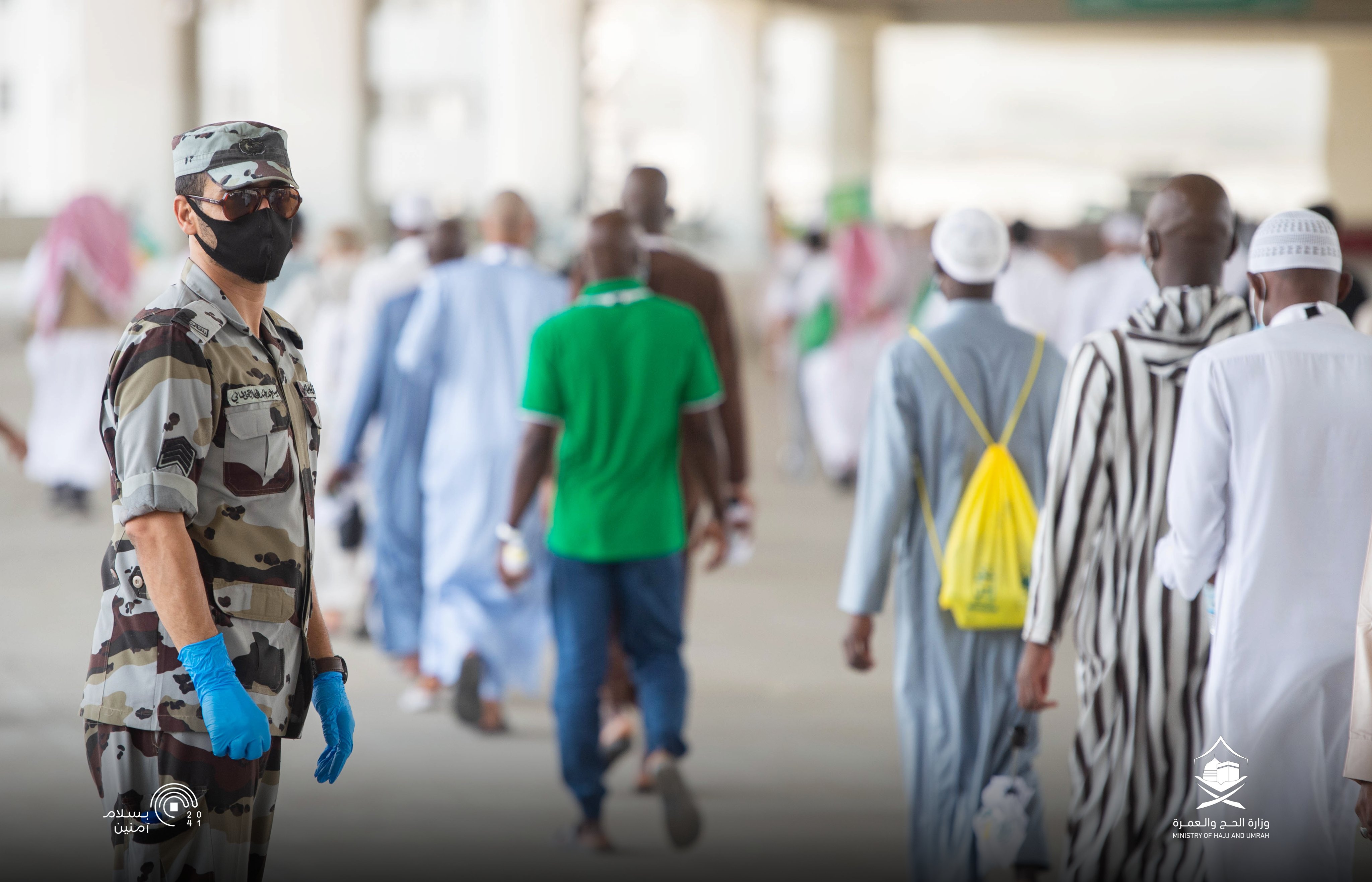 حجاج بيت الله يرمون الجمرات