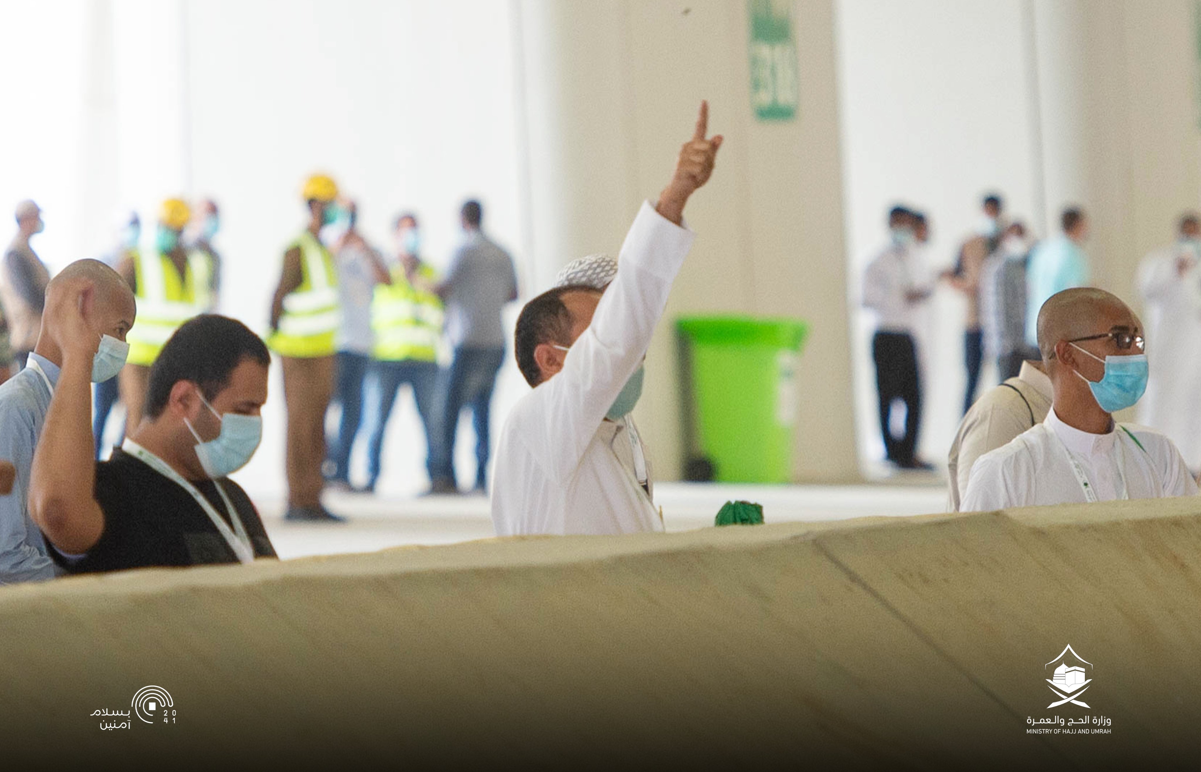 حجاج بيت الله يرمون الجمرات