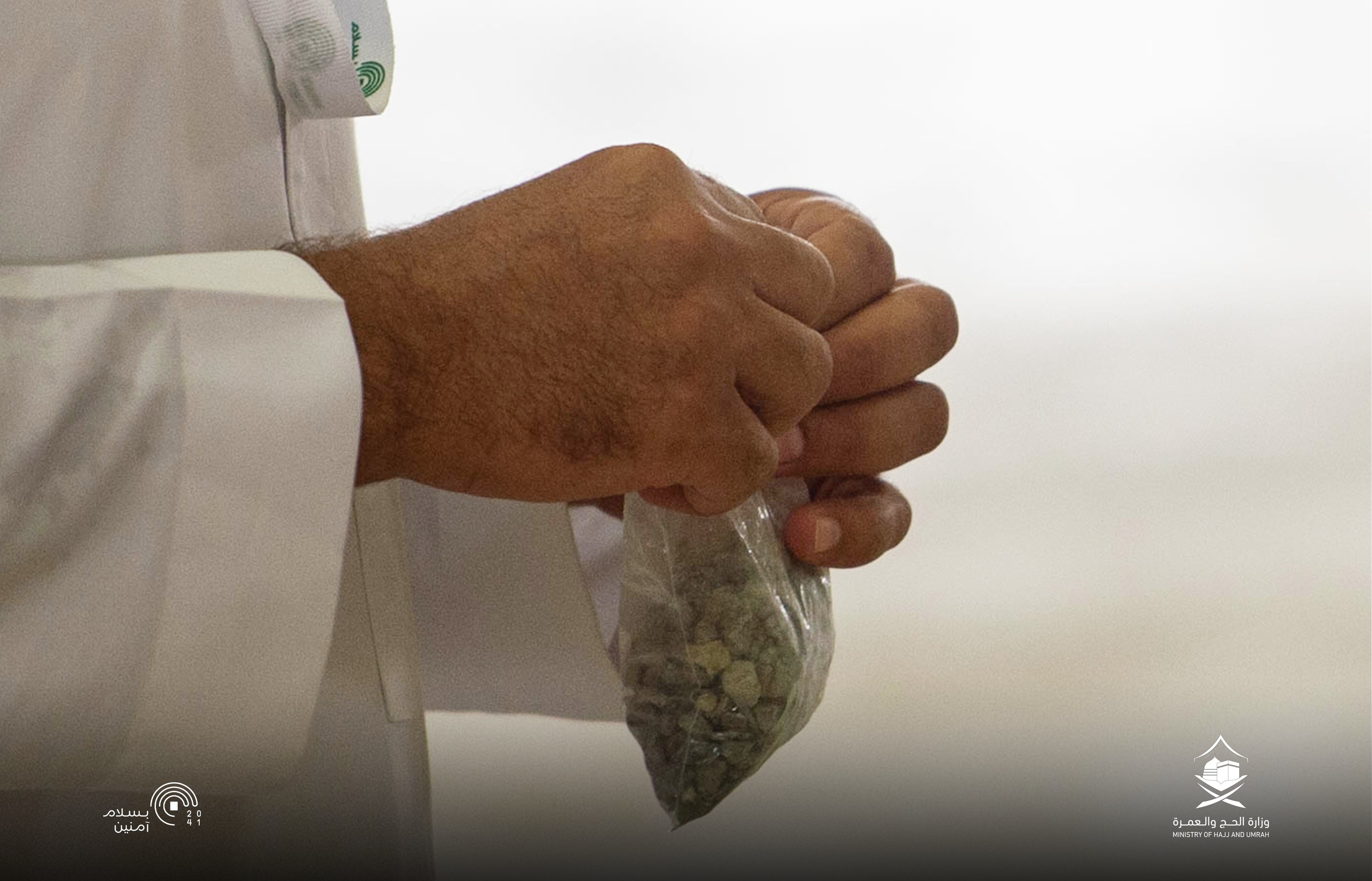 حجاج بيت الله يرمون الجمرات