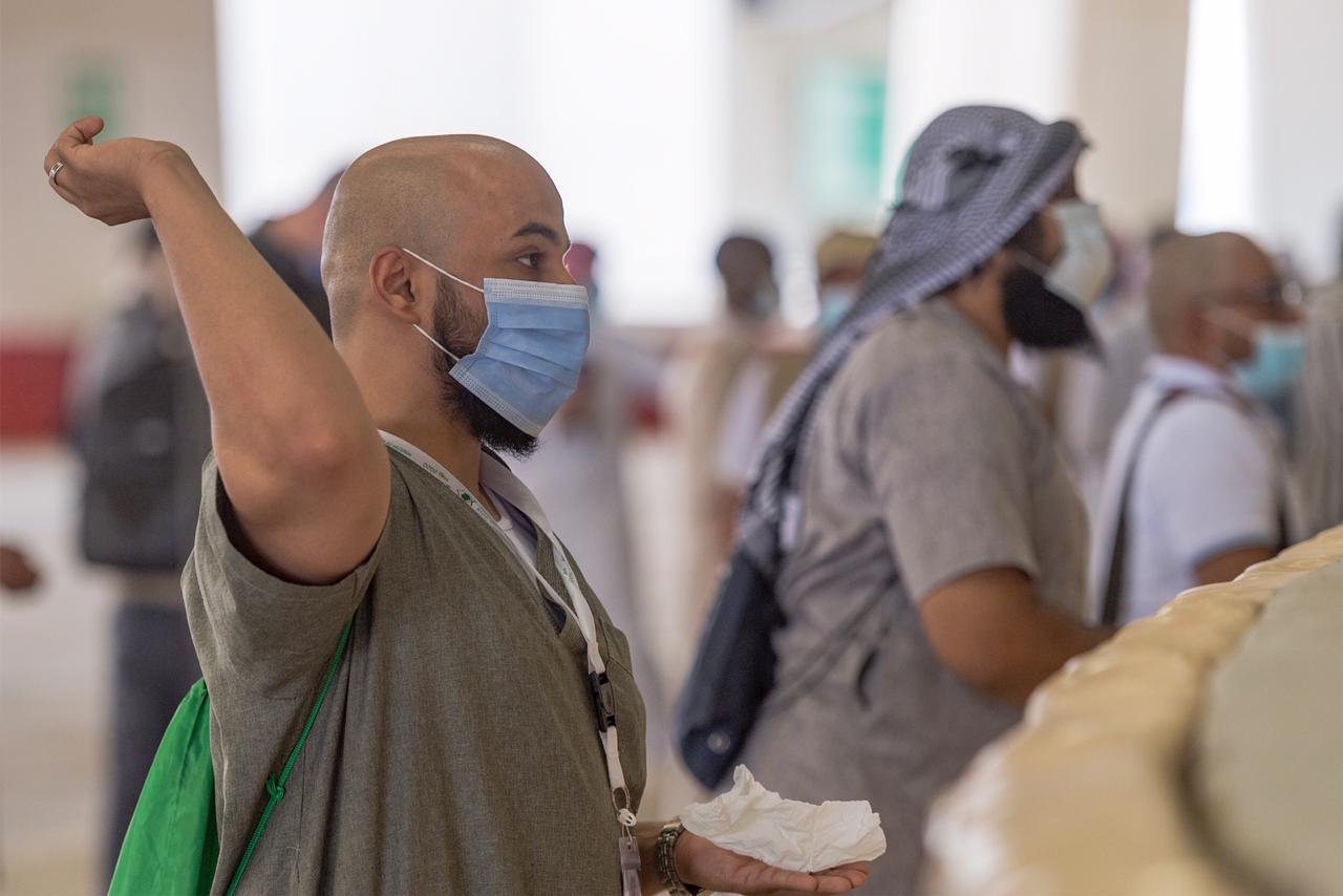 حجاج بيت الله يرمون الجمرات