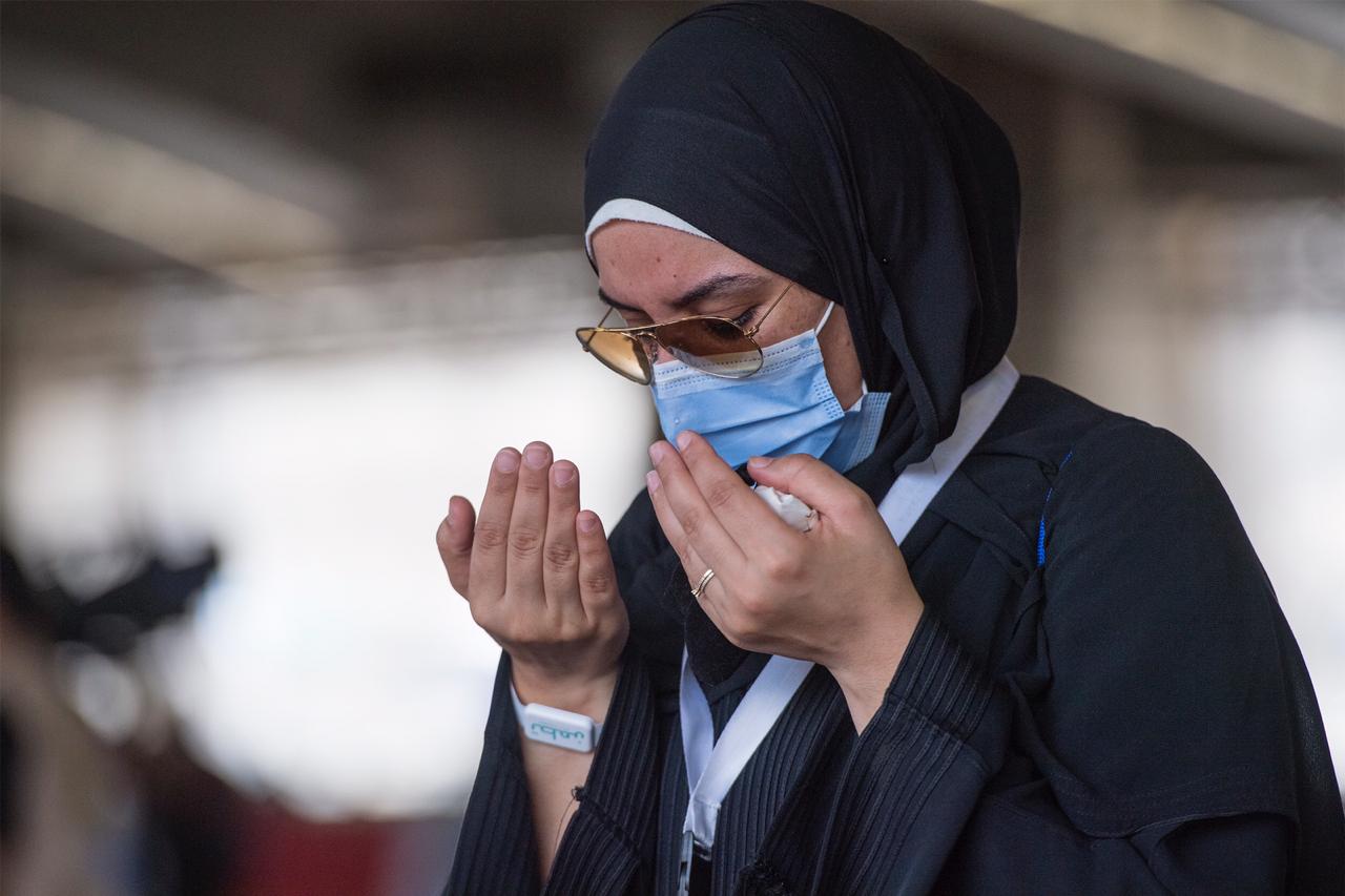 حجاج بيت الله يرمون الجمرات