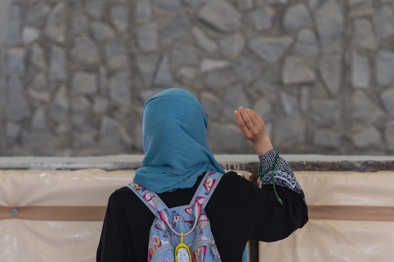 حجاج بيت الله يرمون الجمرات