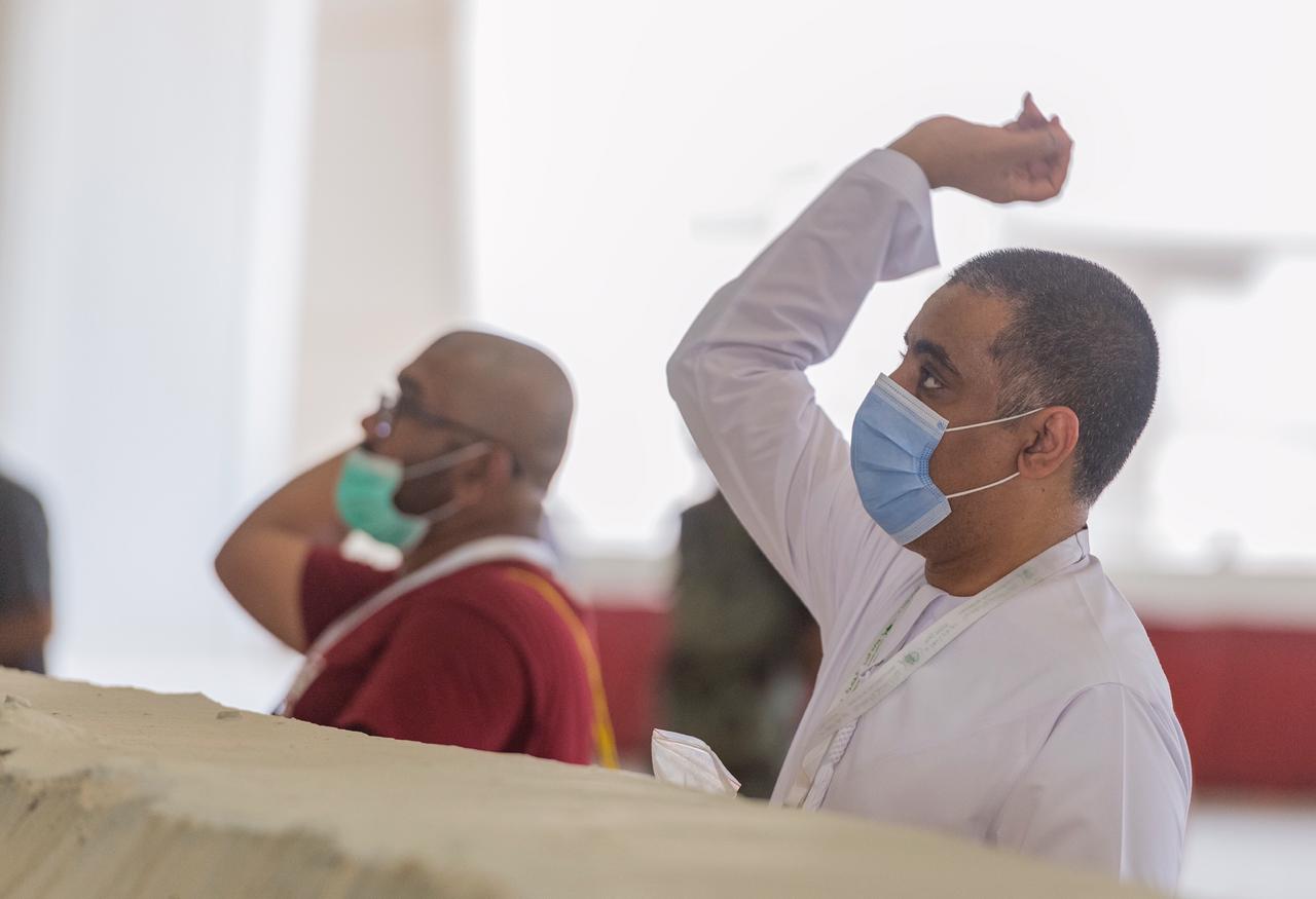 حجاج بيت الله يرمون الجمرات