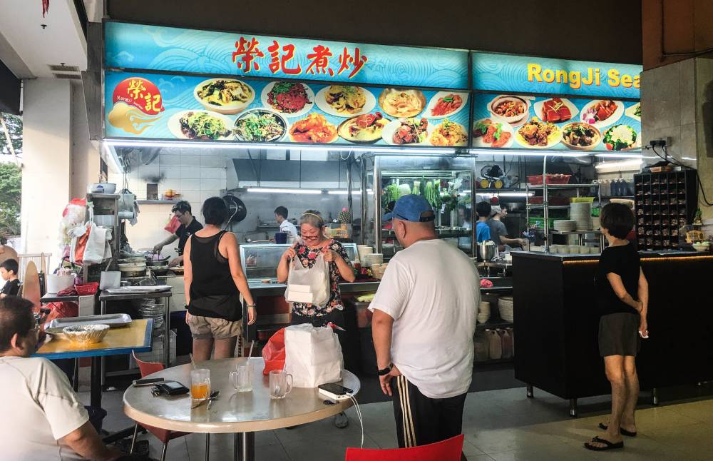 تجارة الثعابين .. صناعة حجمها 18 مليار دولار مهددة من كوفيد - 19