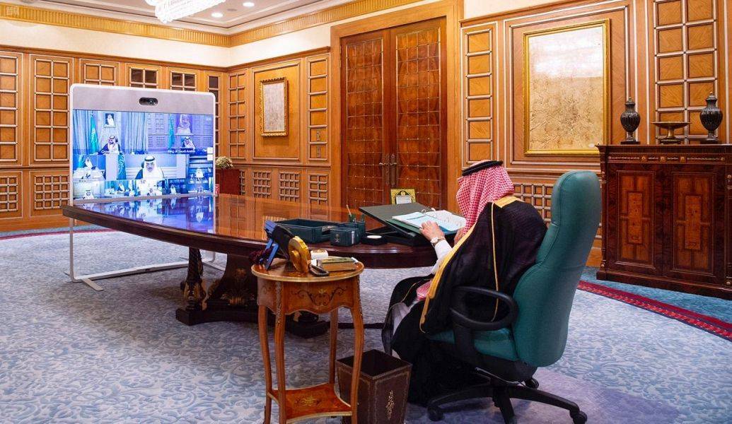 خادم الحرمين الشريفين خلال ترأسه مجلس الوزراء عبر الاتصال المرئي.