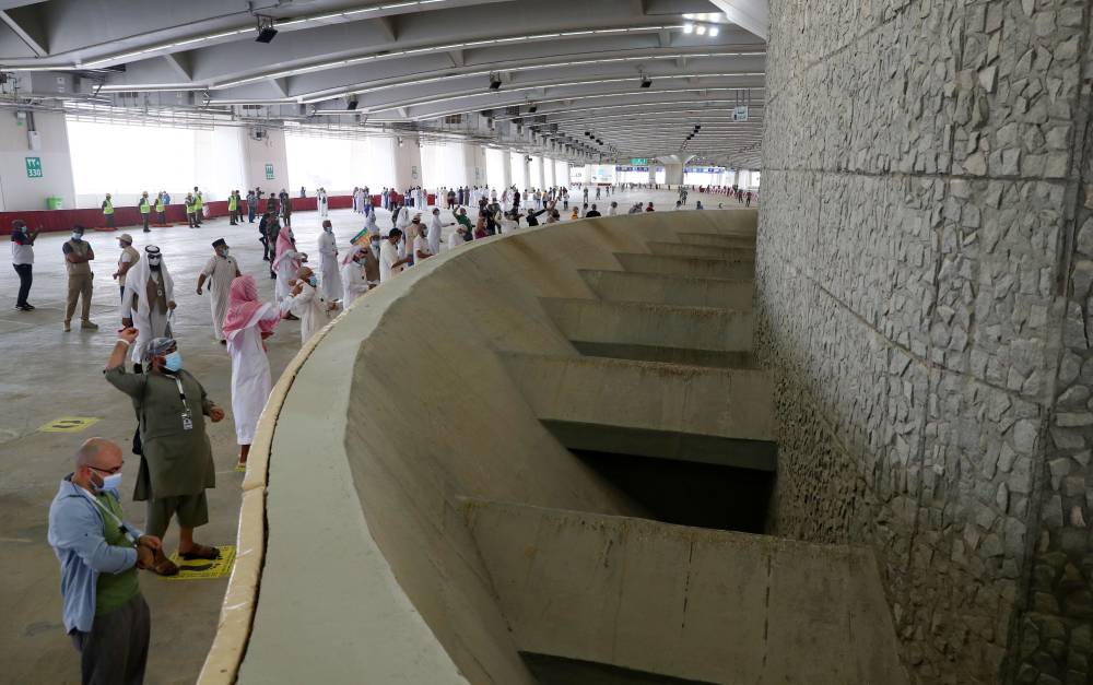 ضيوف الرحمن يكملون رمي الجمرات الثلاث في أول أيام التشريق