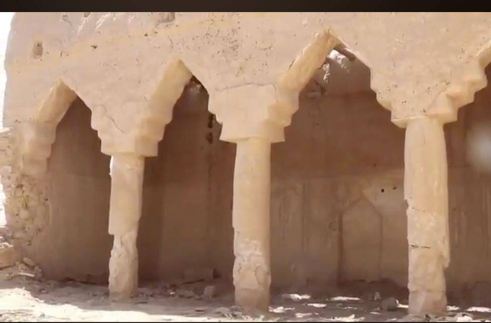  المسجد تاريخي يقوم على خمسة أعمدة من الحجر الطبيعي.
