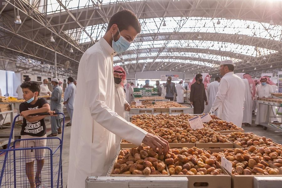 500 طن مبيعات تمور مهرجان سكرية المذنب الحمراء خلال الأسبوع الأول