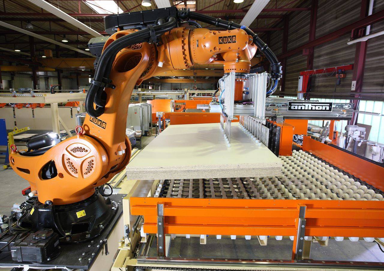 تقوم شركات صناعة المعدات الثقيلة حاليًا بربط المعدات التي توردها للسوق من خلال تقنية إنترنت.