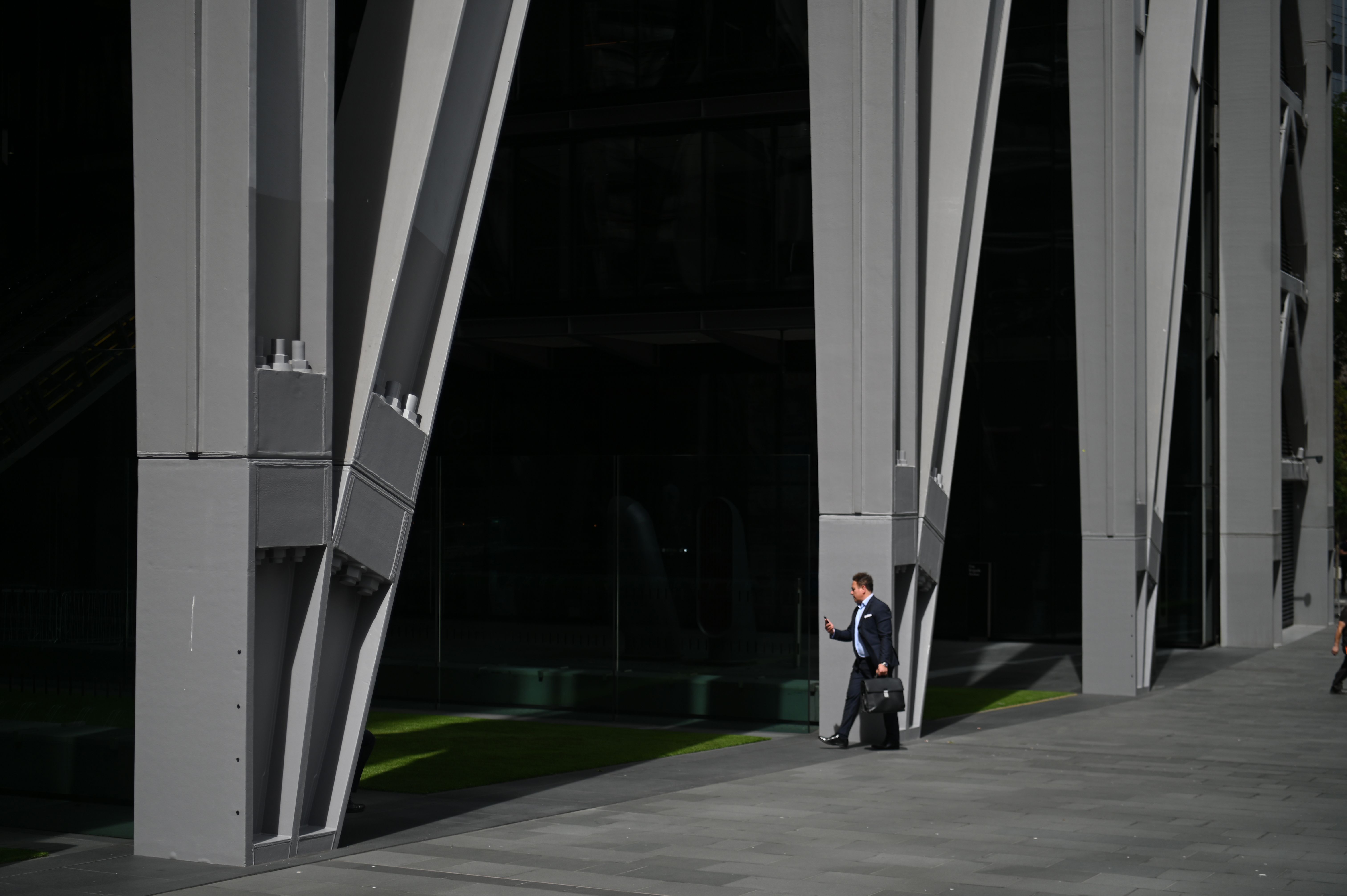 لندن تتحول إلى مدينة للأشباح .. شوارع مهجورة ومطاعم مغلقة وموظفون لا يرغبون بالعودة لمكاتبهم