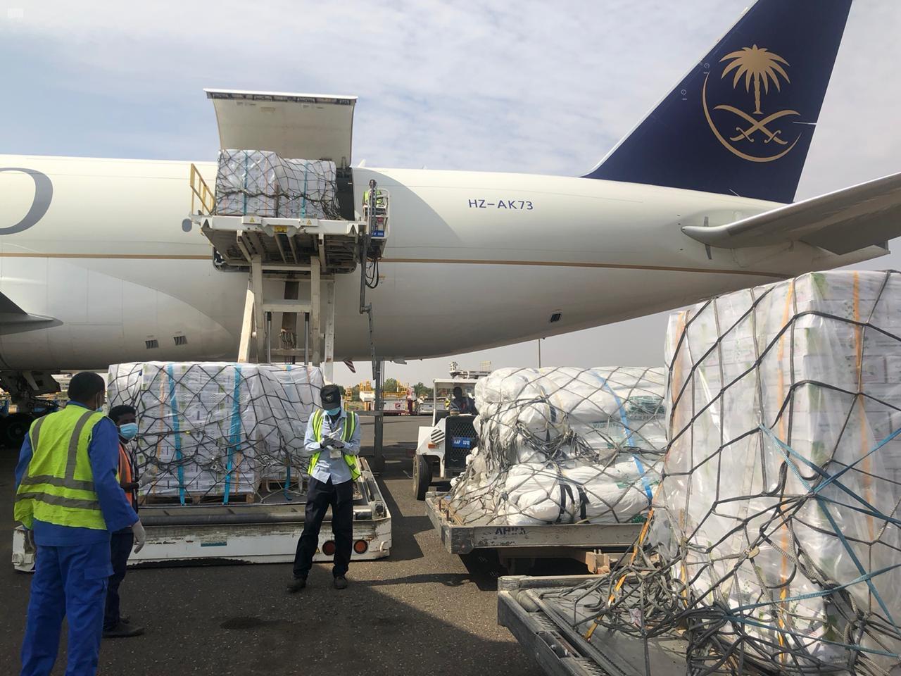 وصول طائرة إغاثية سعودية تحمل مساعدات إيوائية وغذائية إلى السودان