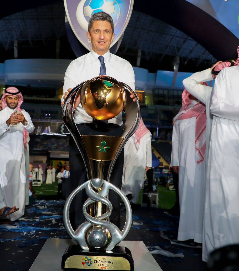 مدرب الهلال خلال الاحتفالات بتحقيق الدوري. تصوير: علي الظاهري - "الاقتصادية"