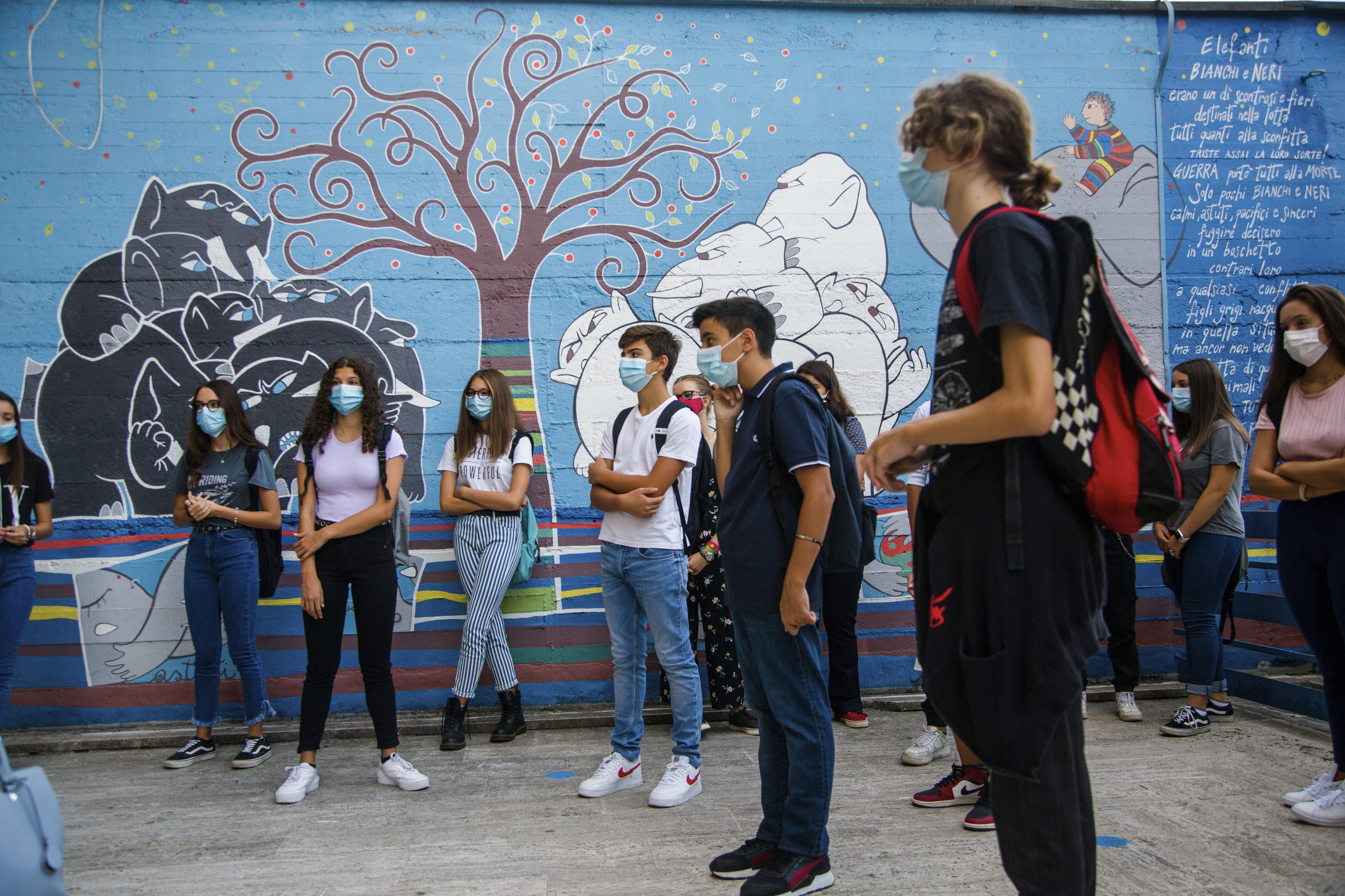 مدارس إيطاليا تفتح أبوابها اليوم بعد ستة أشهر من الإغلاق بسبب كورونا 