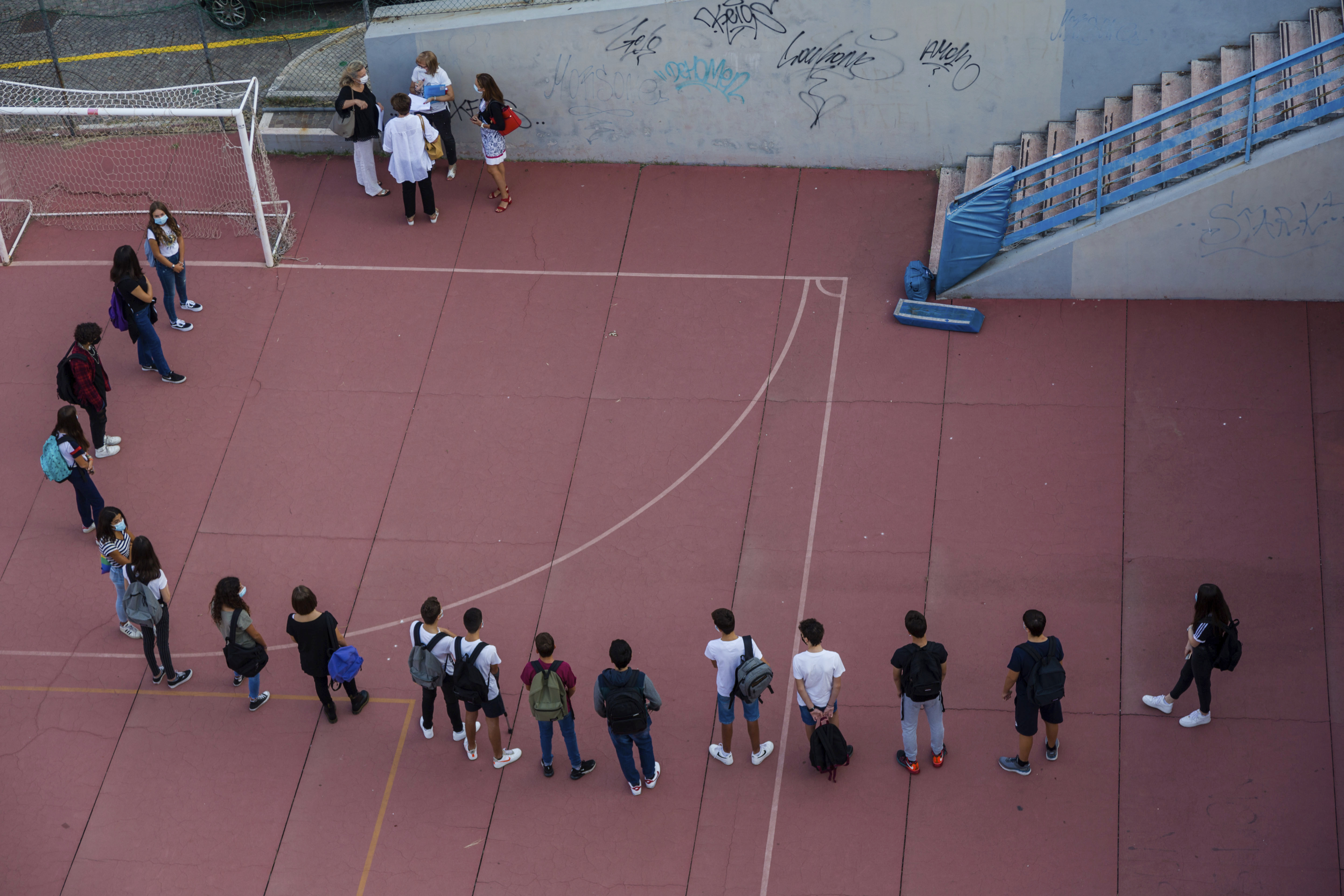 مدارس إيطاليا تفتح أبوابها اليوم بعد ستة أشهر من الإغلاق بسبب كورونا 