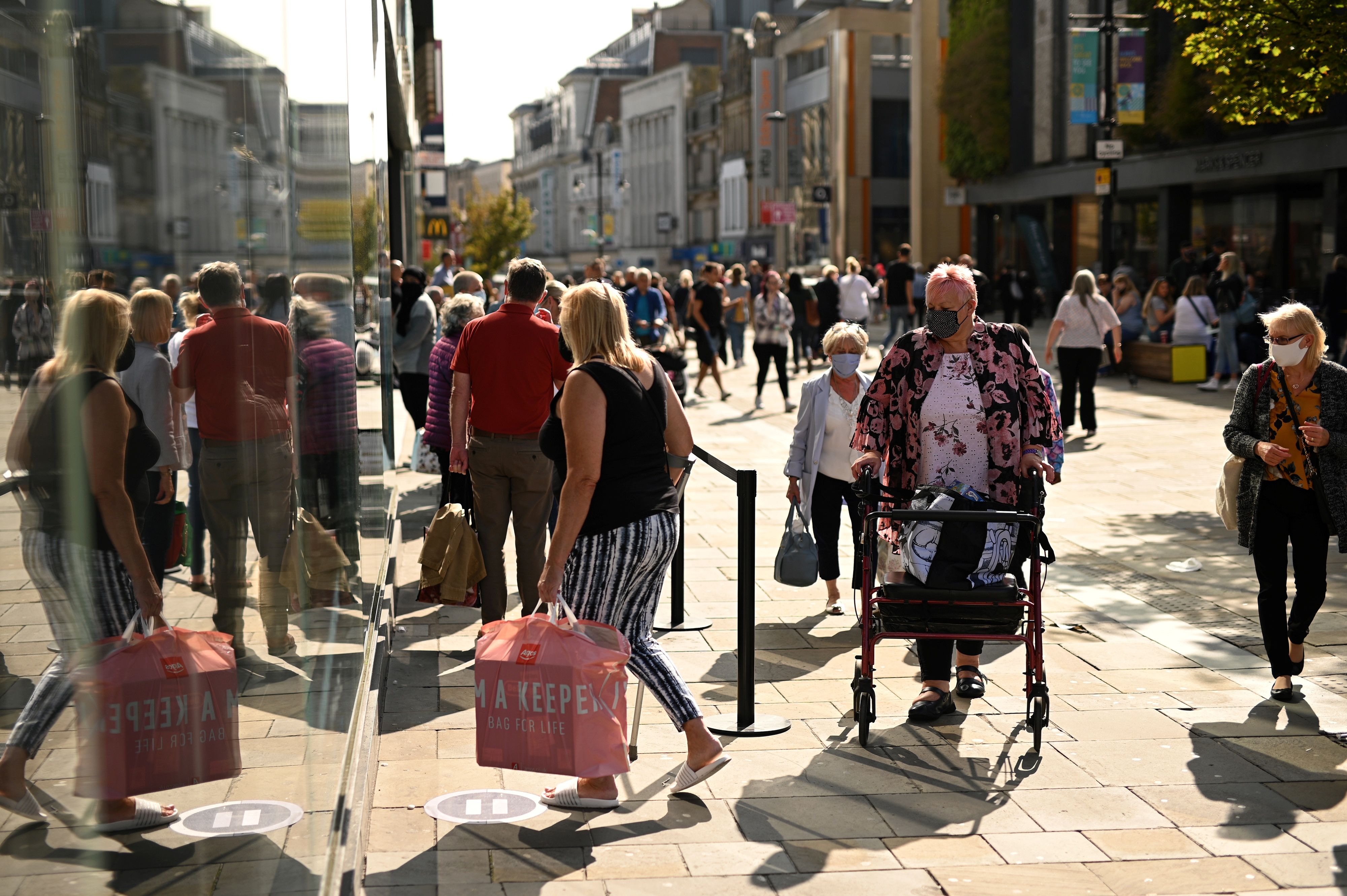 بسبب زيادة إصابات كورونا.. بريطانيا تدرس فرض إغلاق جديد