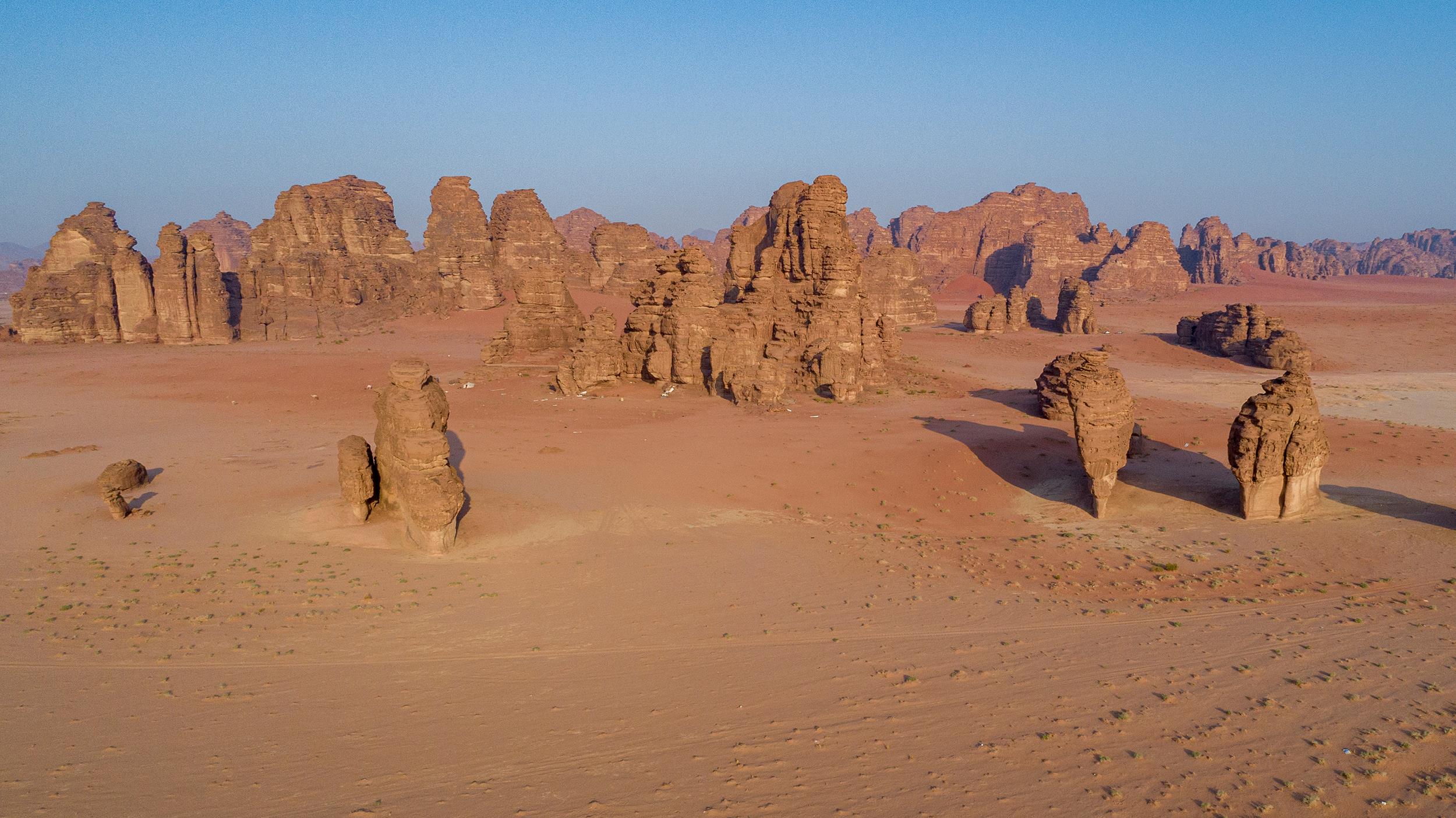 جبال من الأحجار الرملية في صحراء حسمى
