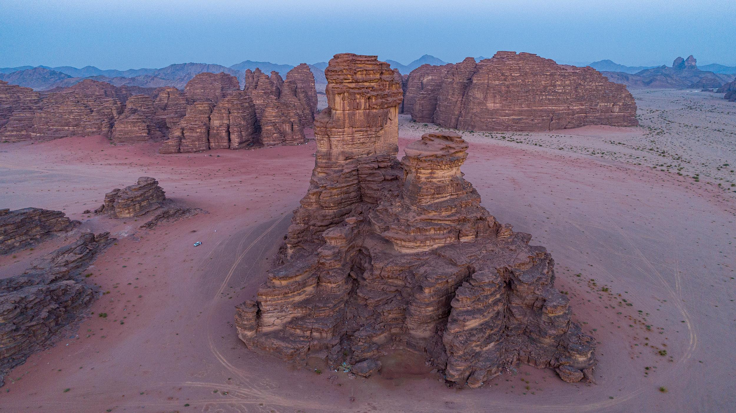 جبال من الأحجار الرملية في صحراء حسمى