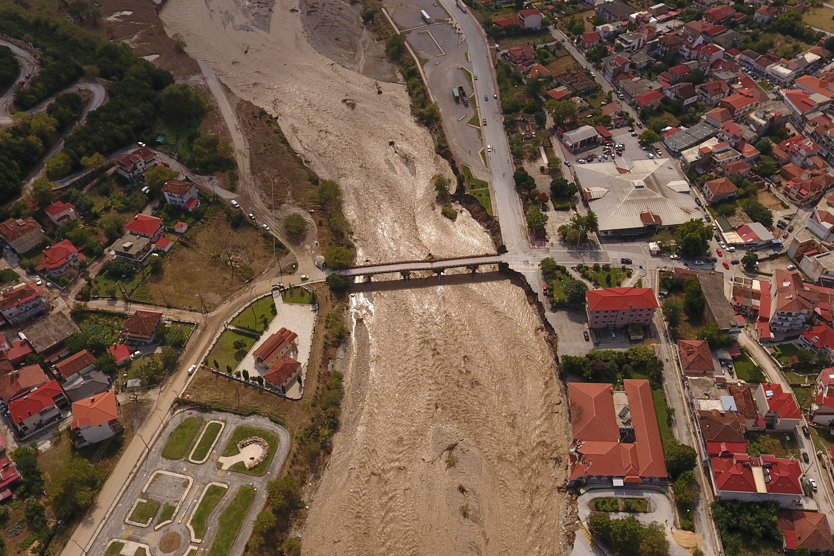 عاصفة نادرة تجتاح وسط اليونان وتتسبب في إغراق شوارع ومنازل